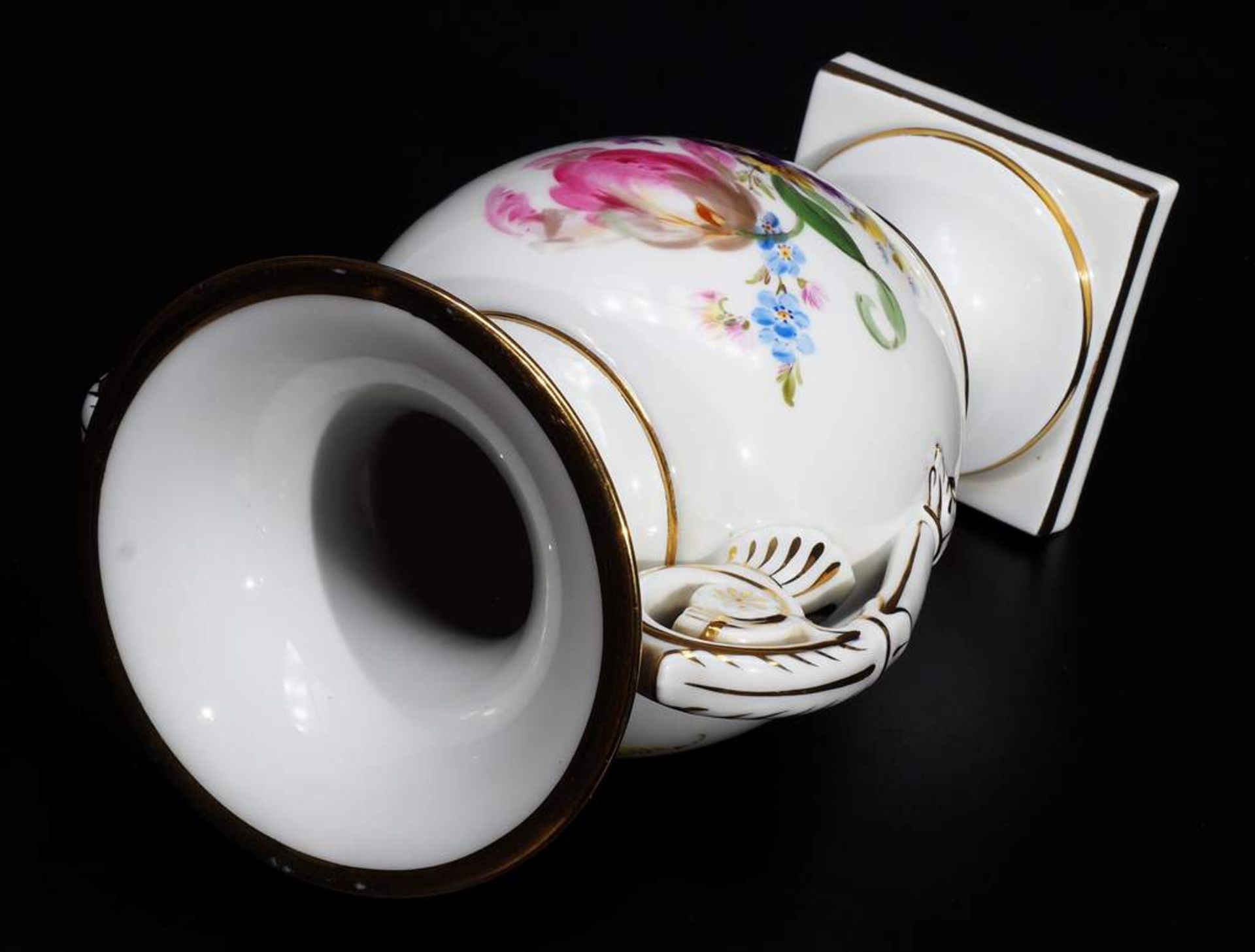 Amphorenvase. MEISSEN um 1860/80, 1. Wahl. Modellnummer U70. Beidseitig farbige Bemalung " - Bild 4 aus 6