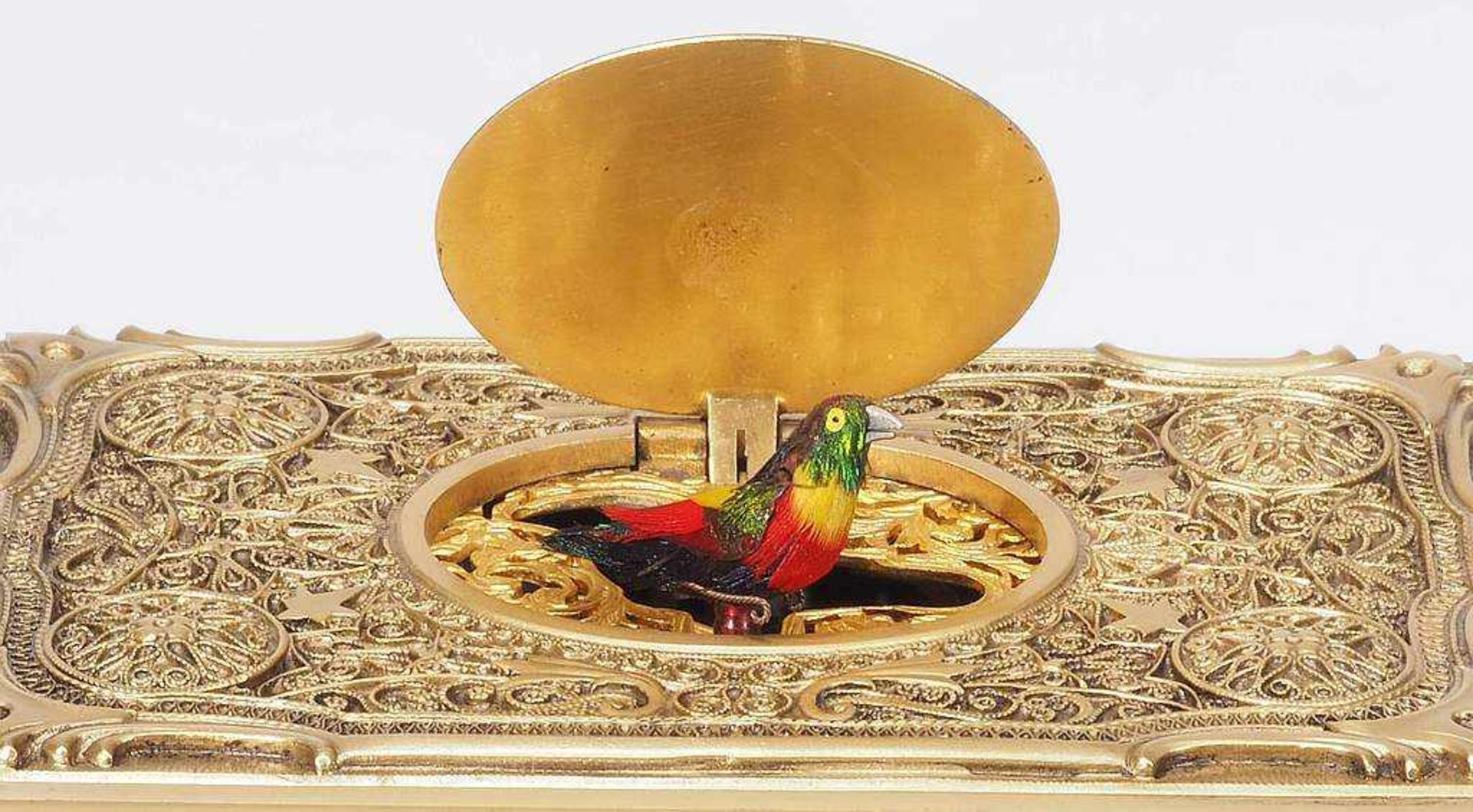 Singvogel-Spieldose. Messing, vergoldet. Rechteckige Wandung, Deckel mit flächendeckender - Bild 8 aus 8