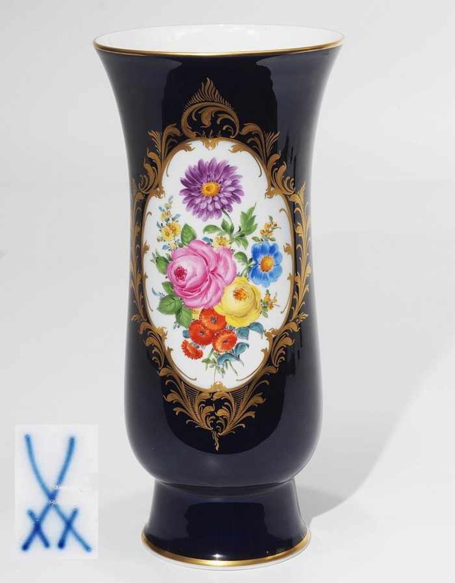 Große Kobaltvase. MEISSEN 1972 - 1980. Vase im Art Déco-Stil, kobaltblauer Fond, schauseits