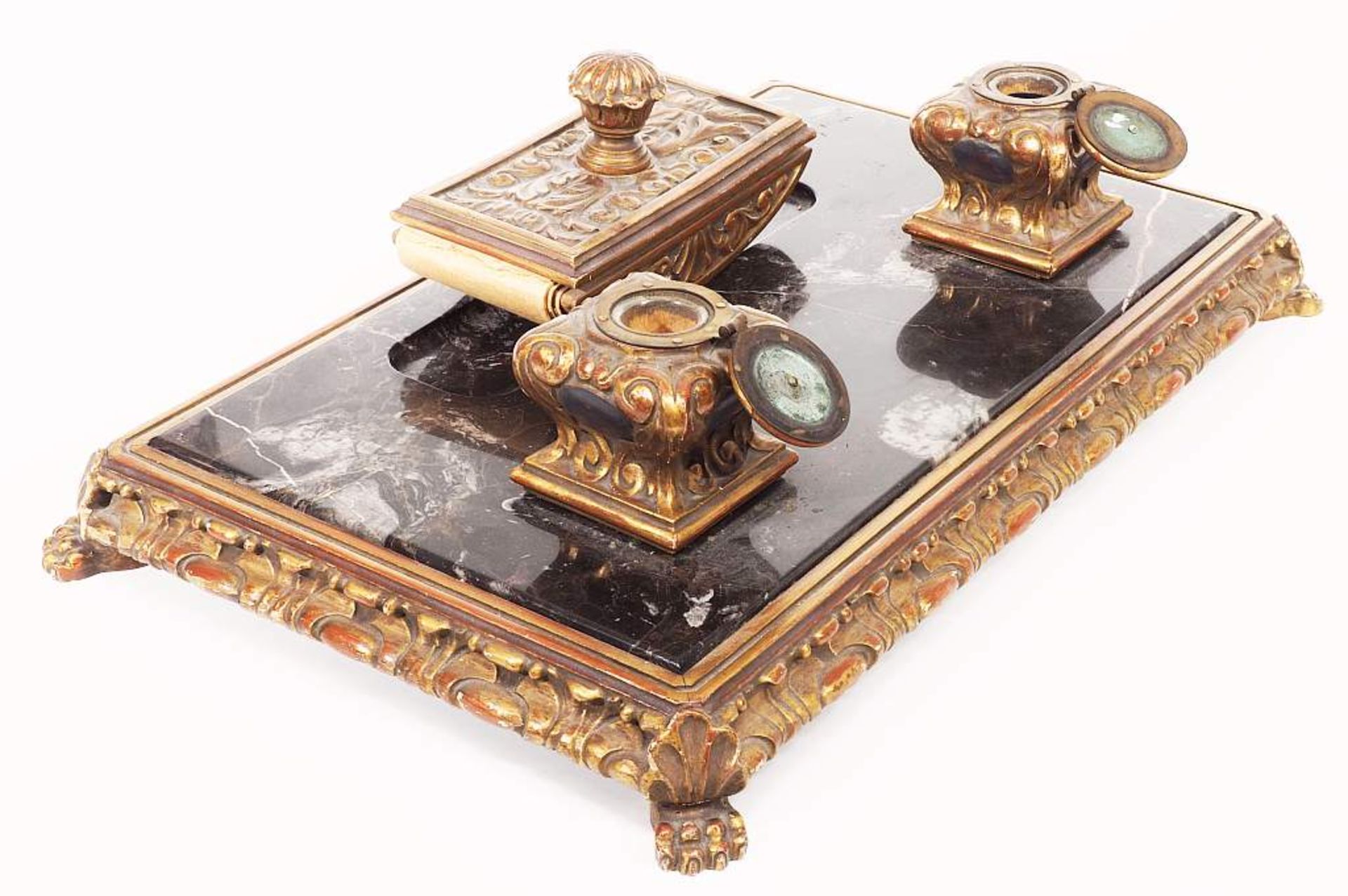 Schreibtischgarnitur mit Löschwiege, im Stil des Historismus. Rocaillenverziertes Holzgestell in - Image 5 of 5