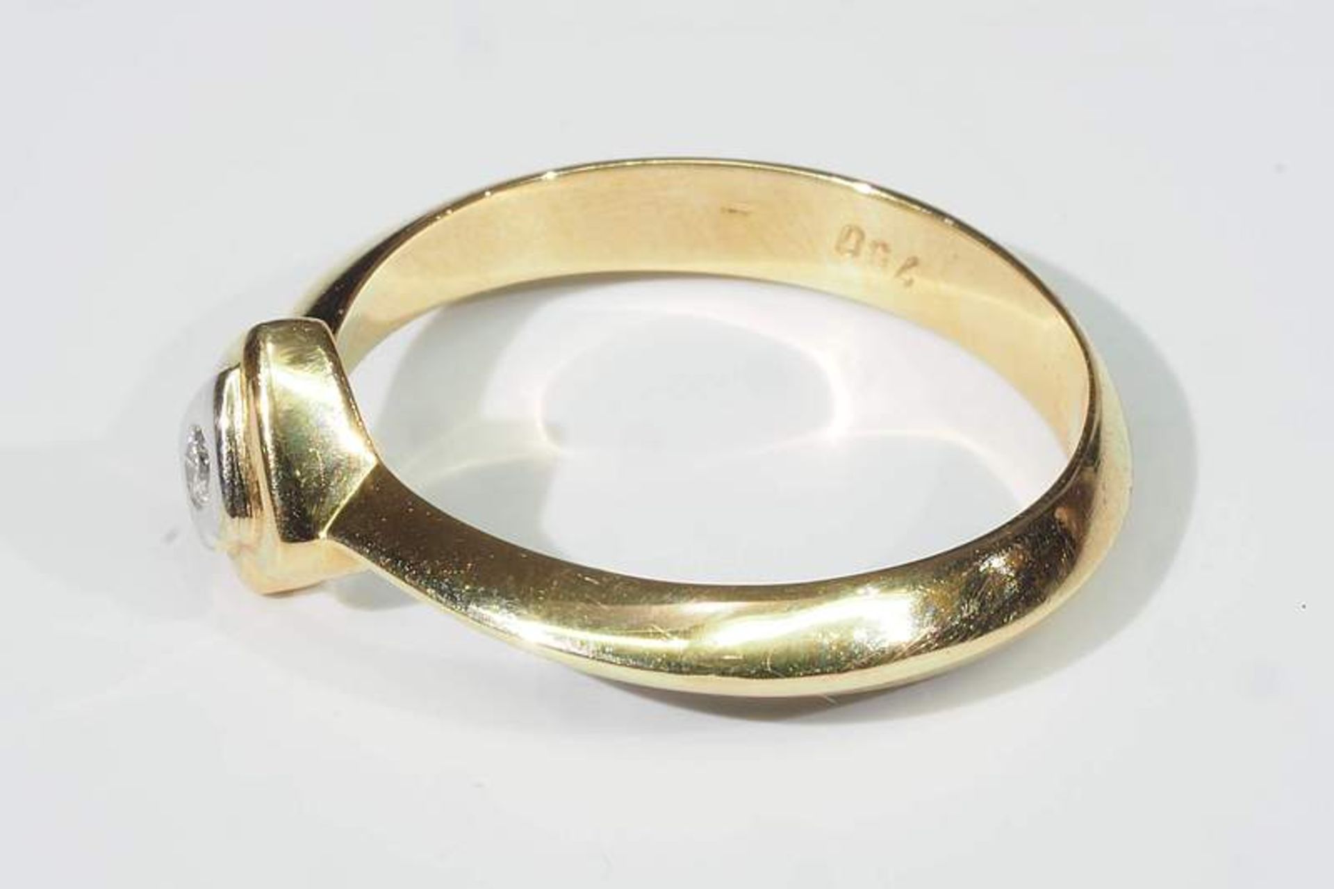 Damenring, 750er Gelb- und Weißgold, besetzt mit einem Brillanten von ca. 0,03 ct. Hsi. Ringgröße - Bild 4 aus 5