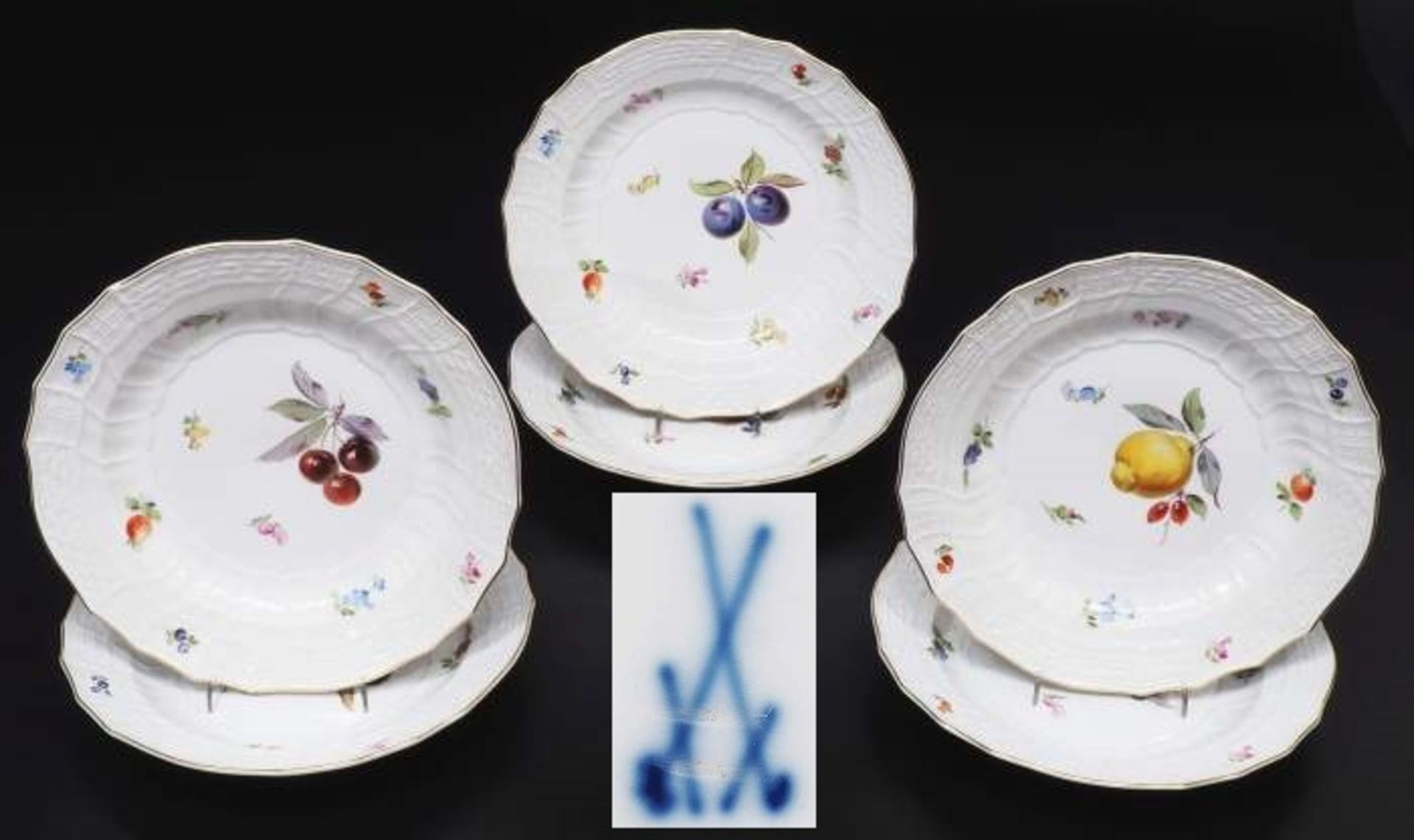 Abendbrotteller mit farbiger Obst- und Blumenmalerei, 6er Satz, MEISSEN um 1860/80. Reliefzierat "