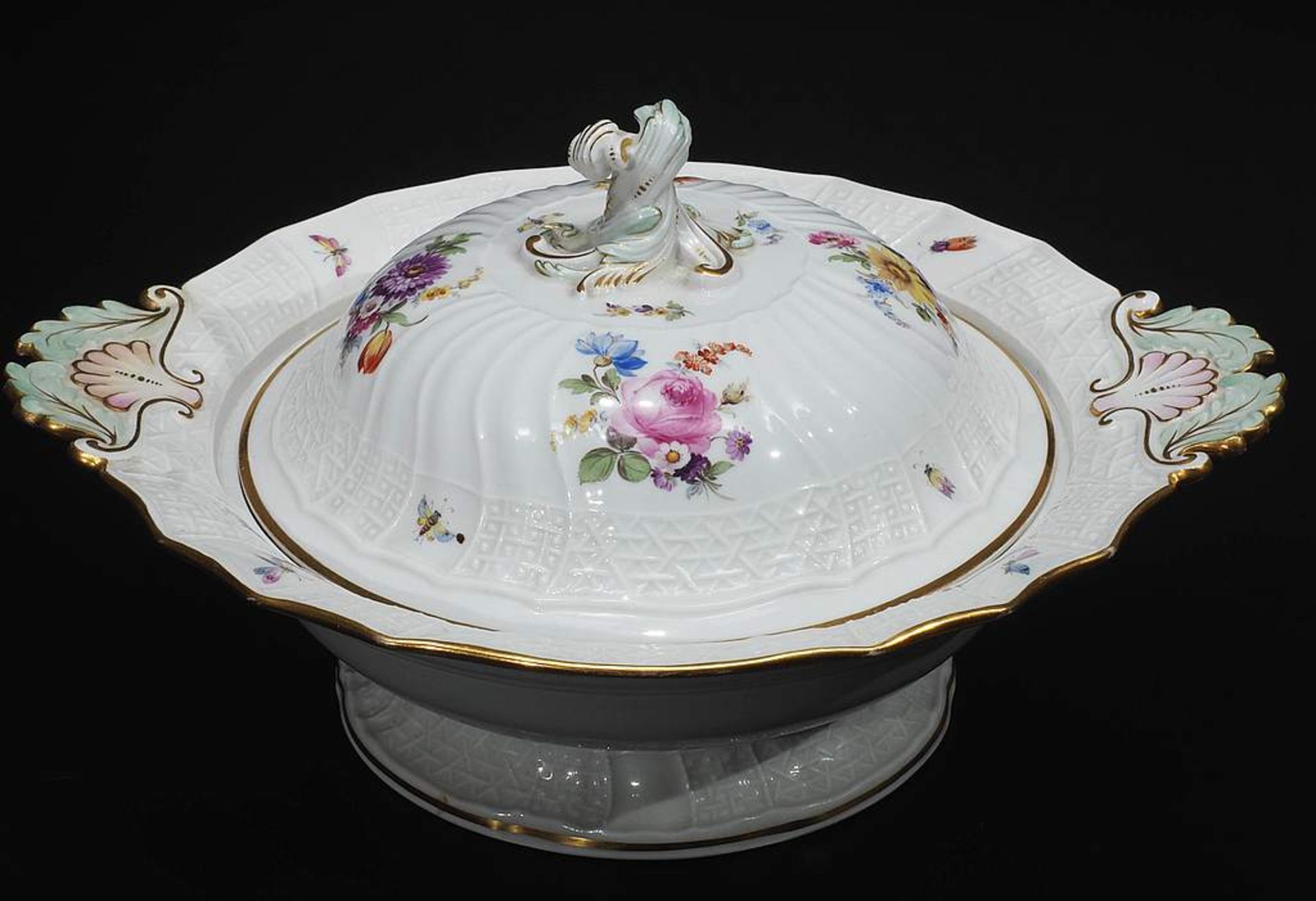 Gefußte Deckelterrine. MEISSEN um 1860, 1. Wahl. Reliefzierat "Neubrandenstein". Farbige - Bild 2 aus 5