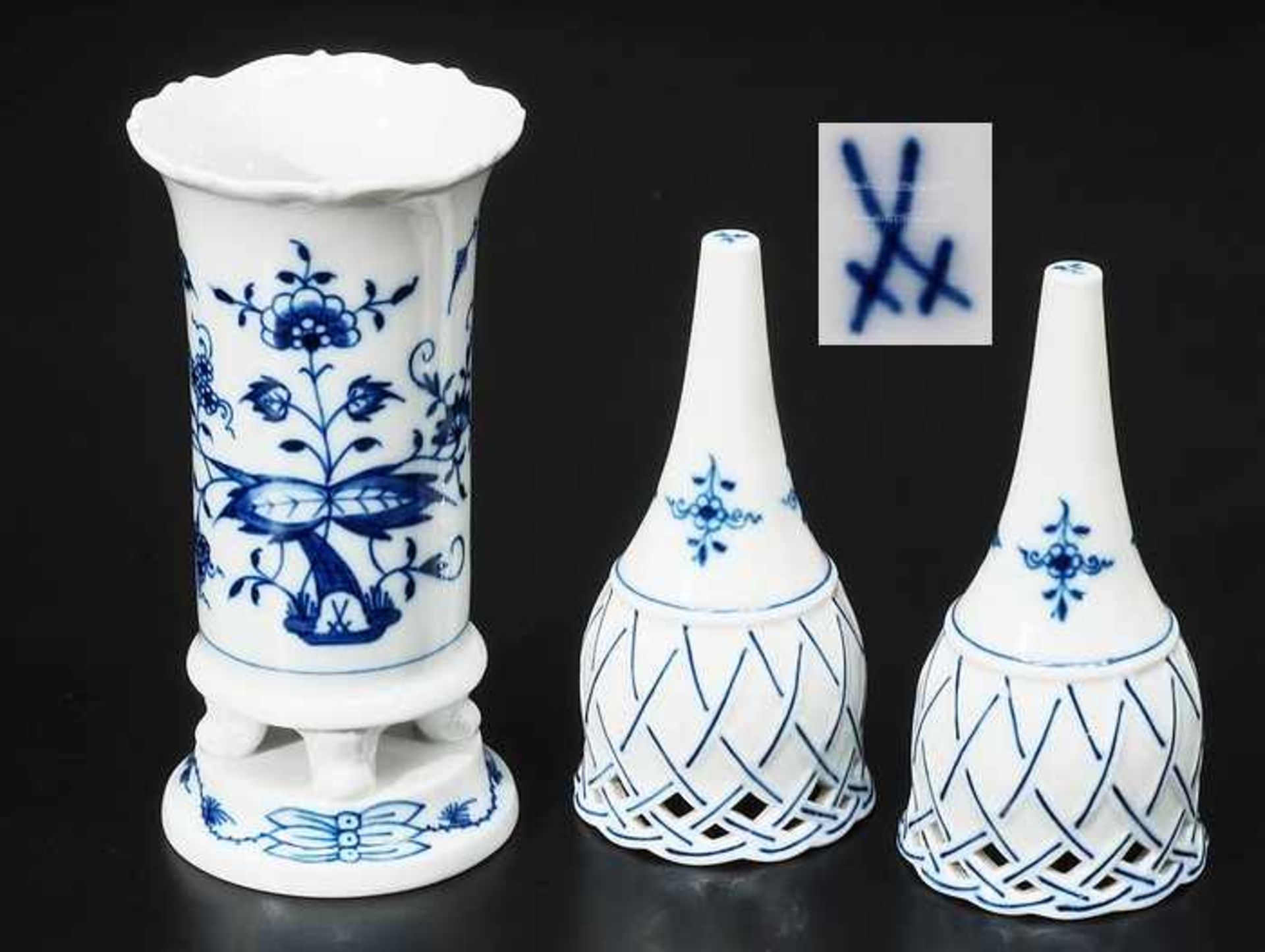 Biedermeier-Vase. Paar Tischglocken. MEISSEN nach 1954. Unterglasurblauer Dekor "Zwiebelmuster".