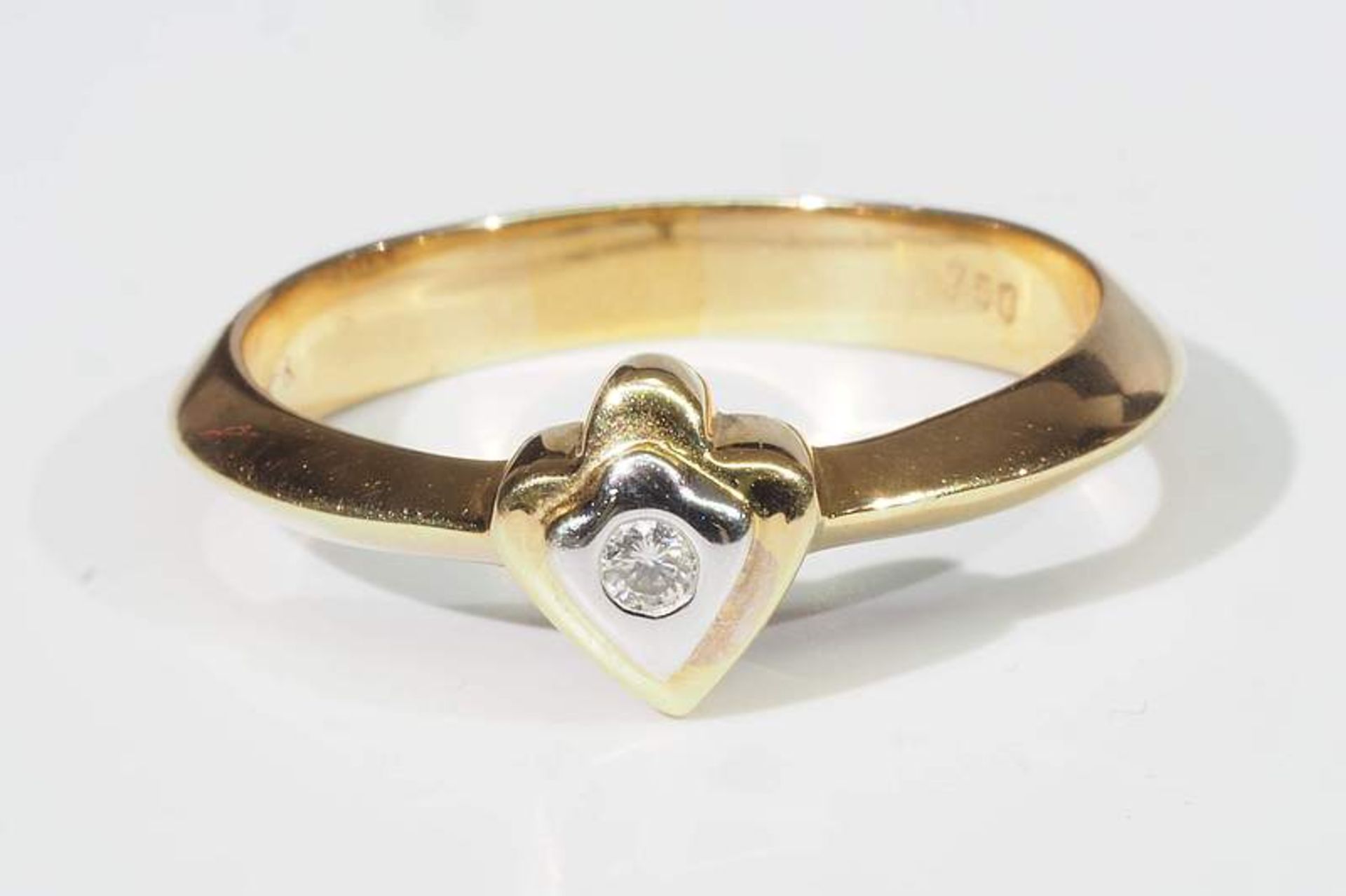 Damenring, 750er Gelb- und Weißgold, besetzt mit einem Brillanten von ca. 0,03 ct. Hsi. Ringgröße - Bild 3 aus 5