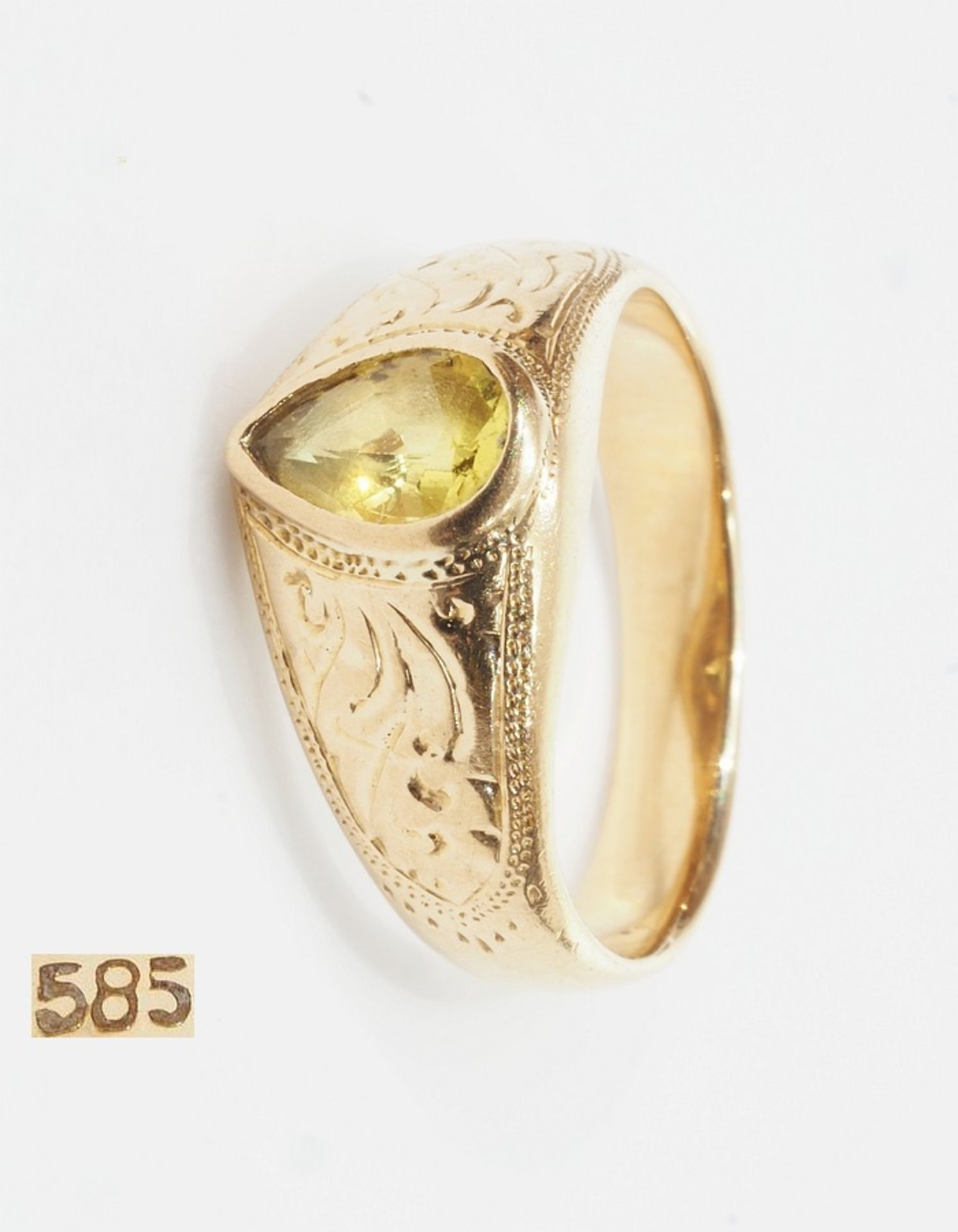 Ring mit herzförmigem Peridot. 585er Gelbgold, Ringgrö9e 49. Gewicht ca. 3,5 Gramm.