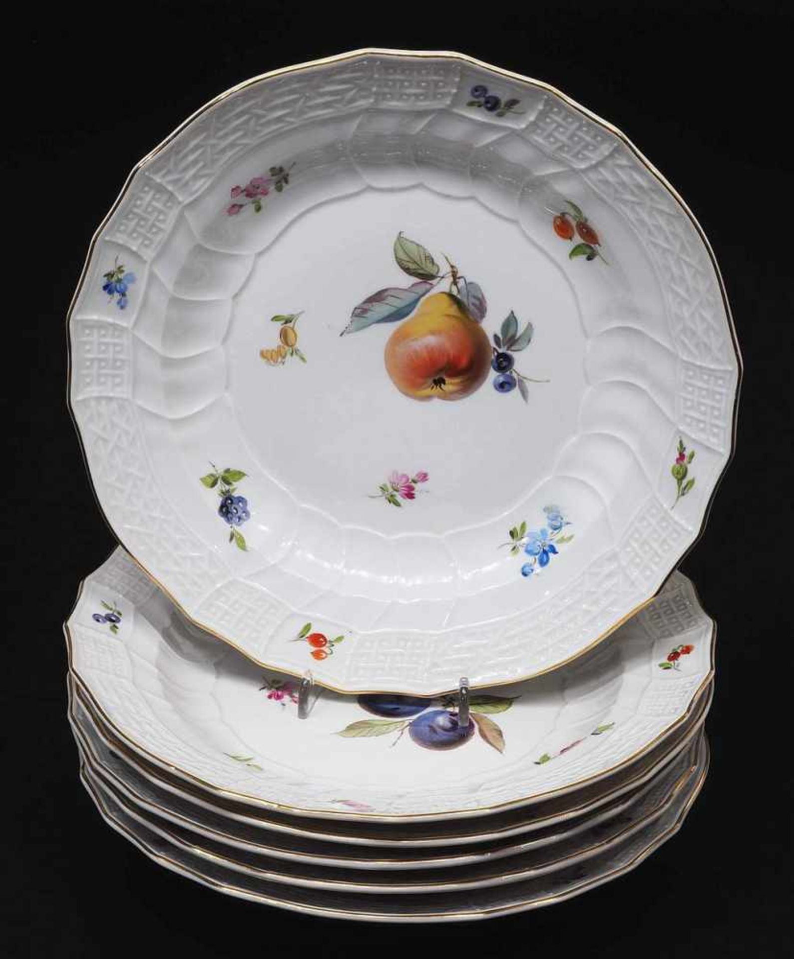 Abendbrotteller mit farbiger Obst- und Blumenmalerei, 6er Satz, MEISSEN um 1860/80. Reliefzierat " - Bild 4 aus 5