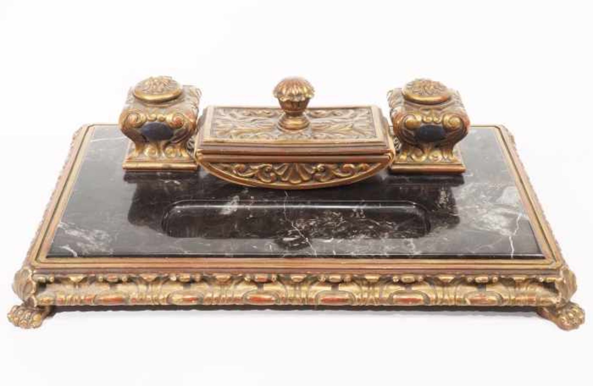 Schreibtischgarnitur mit Löschwiege, im Stil des Historismus. Rocaillenverziertes Holzgestell in