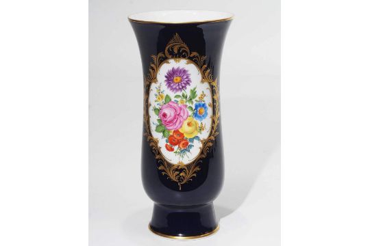 Große Kobaltvase. MEISSEN 1972 - 1980. Vase im Art Déco-Stil, kobaltblauer Fond, schauseits - Bild 2 aus 6