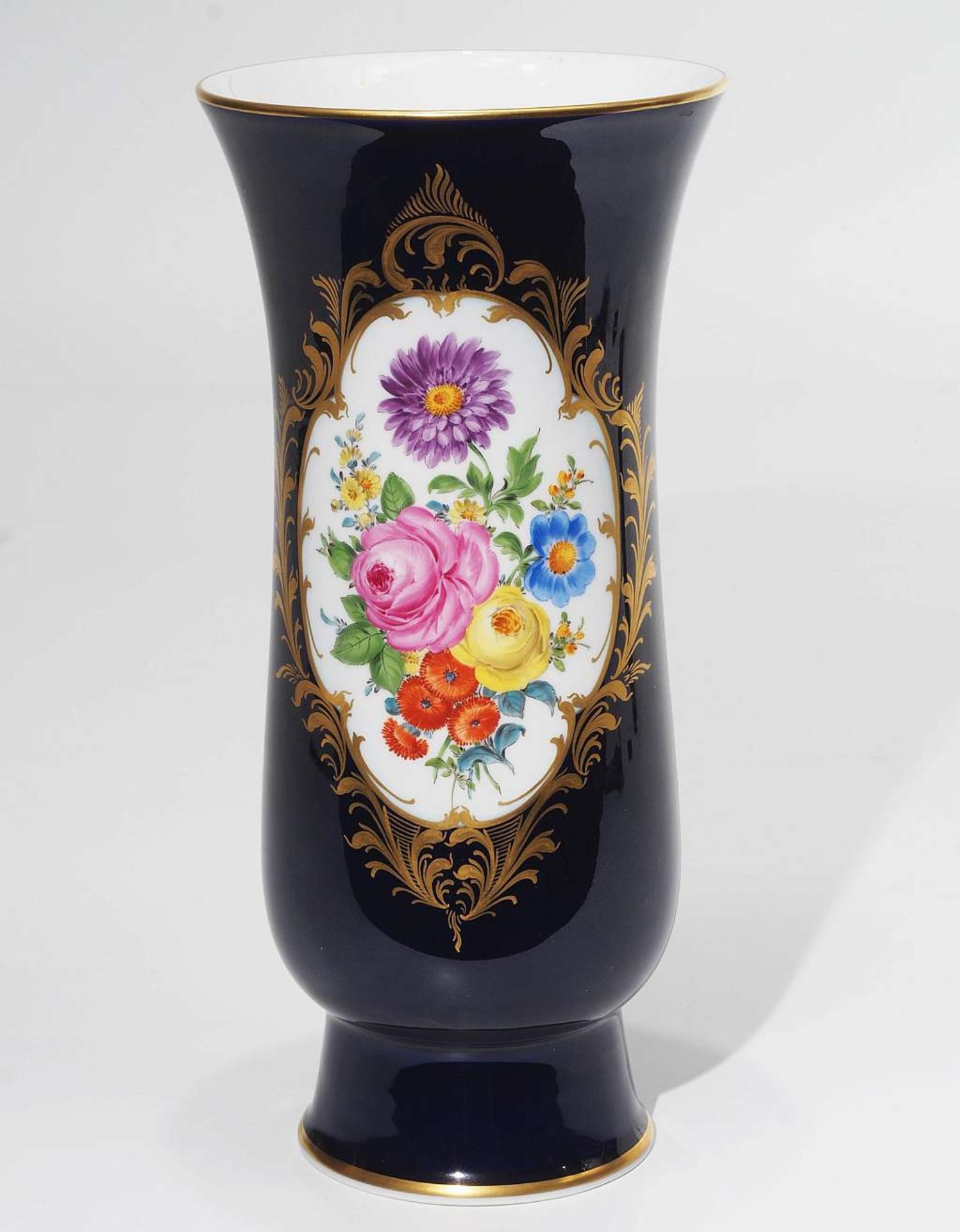 Große Kobaltvase. MEISSEN 1972 - 1980. Vase im Art Déco-Stil, kobaltblauer Fond, schauseits - Bild 2 aus 6