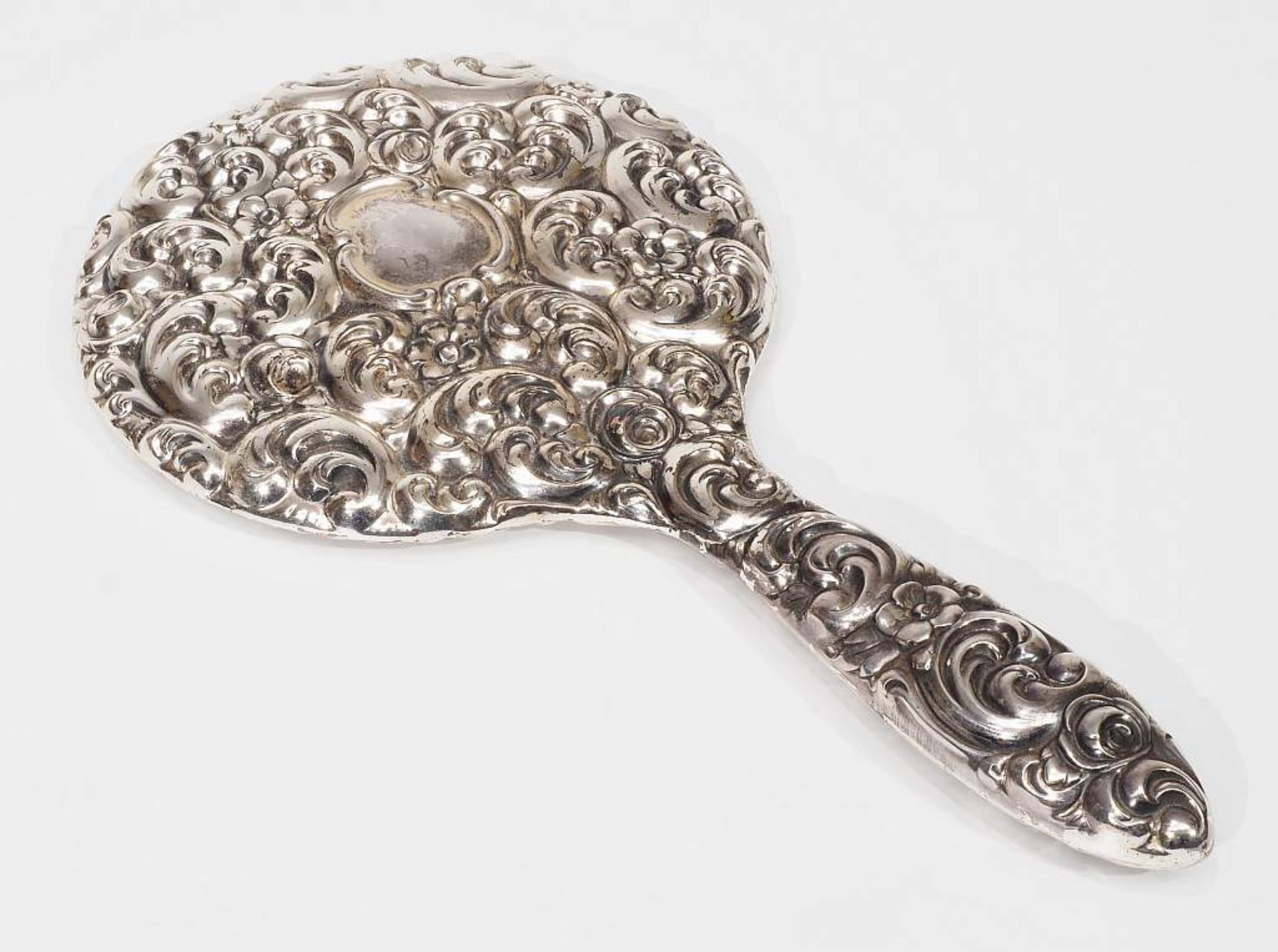 Handspiegel. 835er Silber. Reiches Rocaillen- und Blütendekor, runde Form mit Facettenschliff, - Bild 3 aus 4