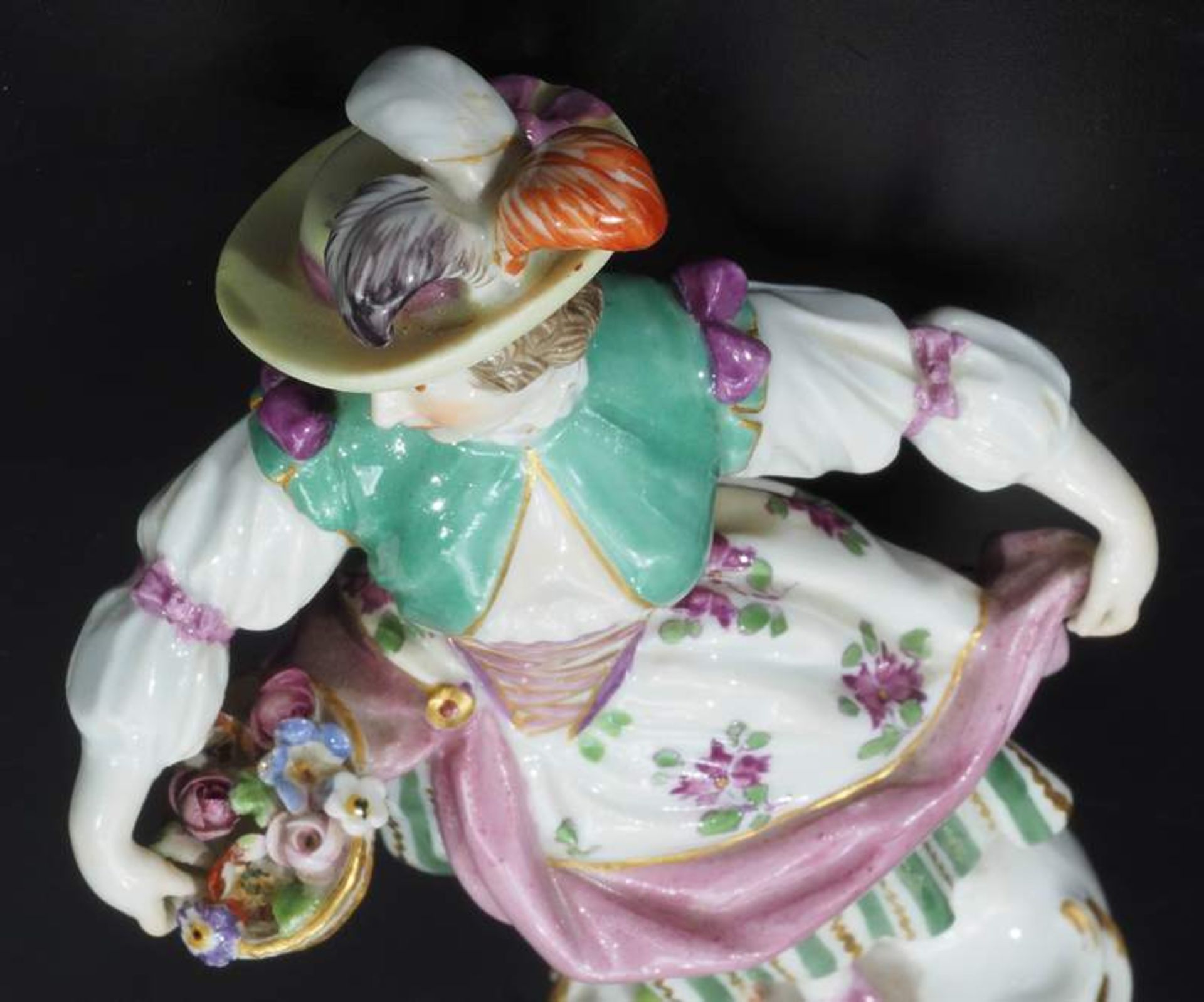 Gärtnerkind mit Blumenkorb. MEISSEN um 1900, 1. Wahl. Modell Johann Joachim Kaendler, - Bild 8 aus 9