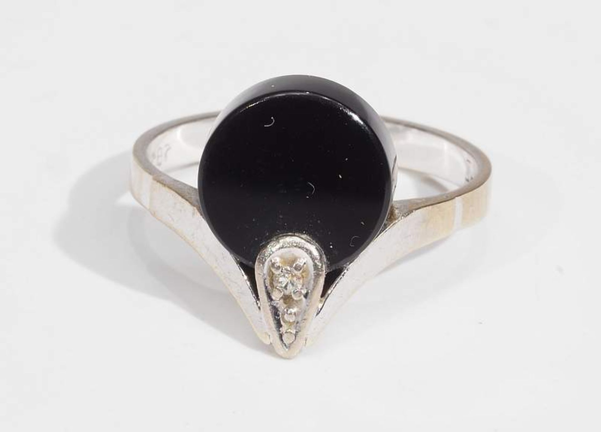 Ring mit Onyx ud Brillantbesatz, in der Schiene graviert 0,01 ct., 585er Weißgold. Ringgröße 55, - Image 4 of 6