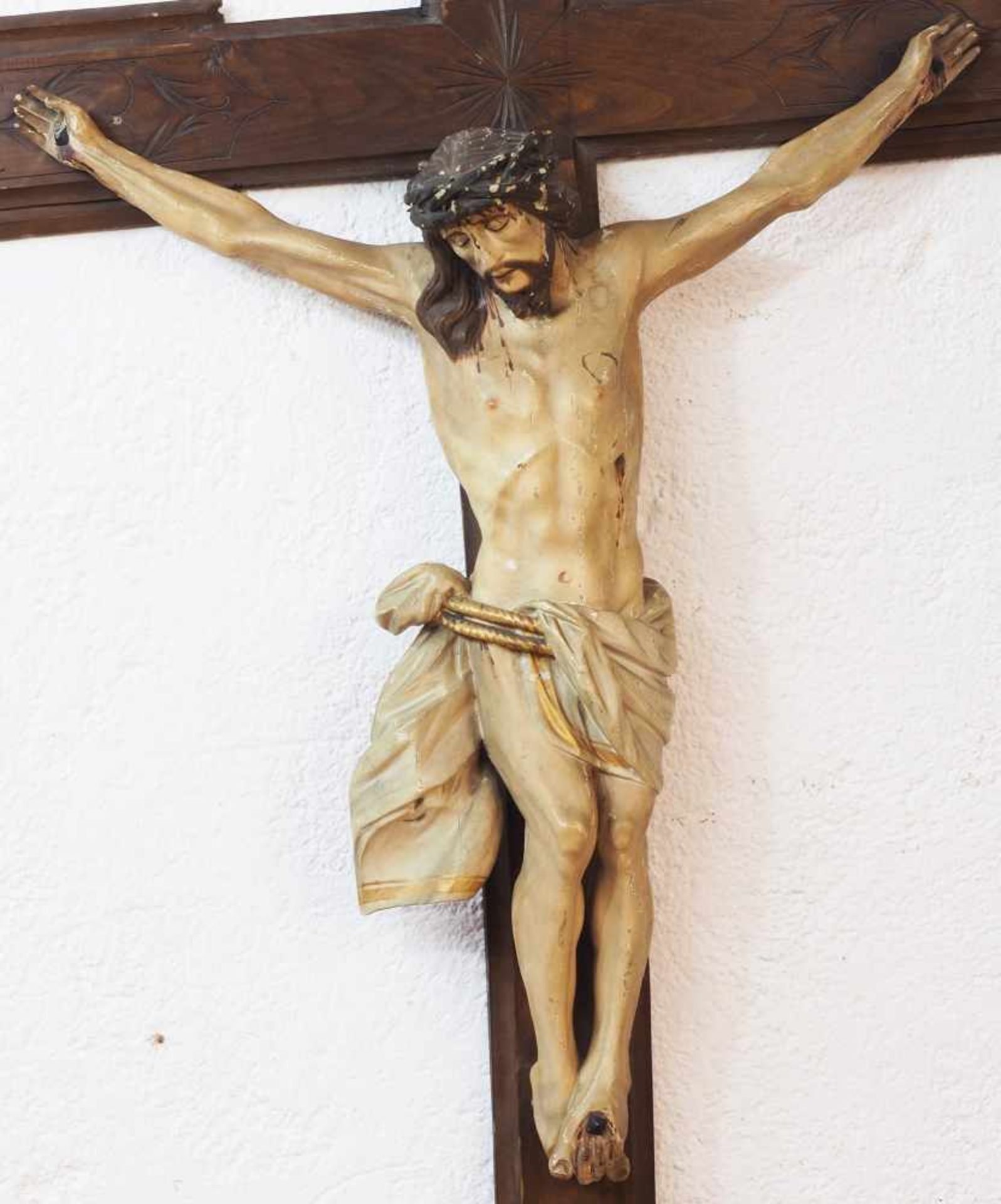 Großes Kruzifix. Korpus Christi am Kreuz. Nazarena-Stil, um 1900. Dreinagel-Typus, Lindenholz - Bild 4 aus 6