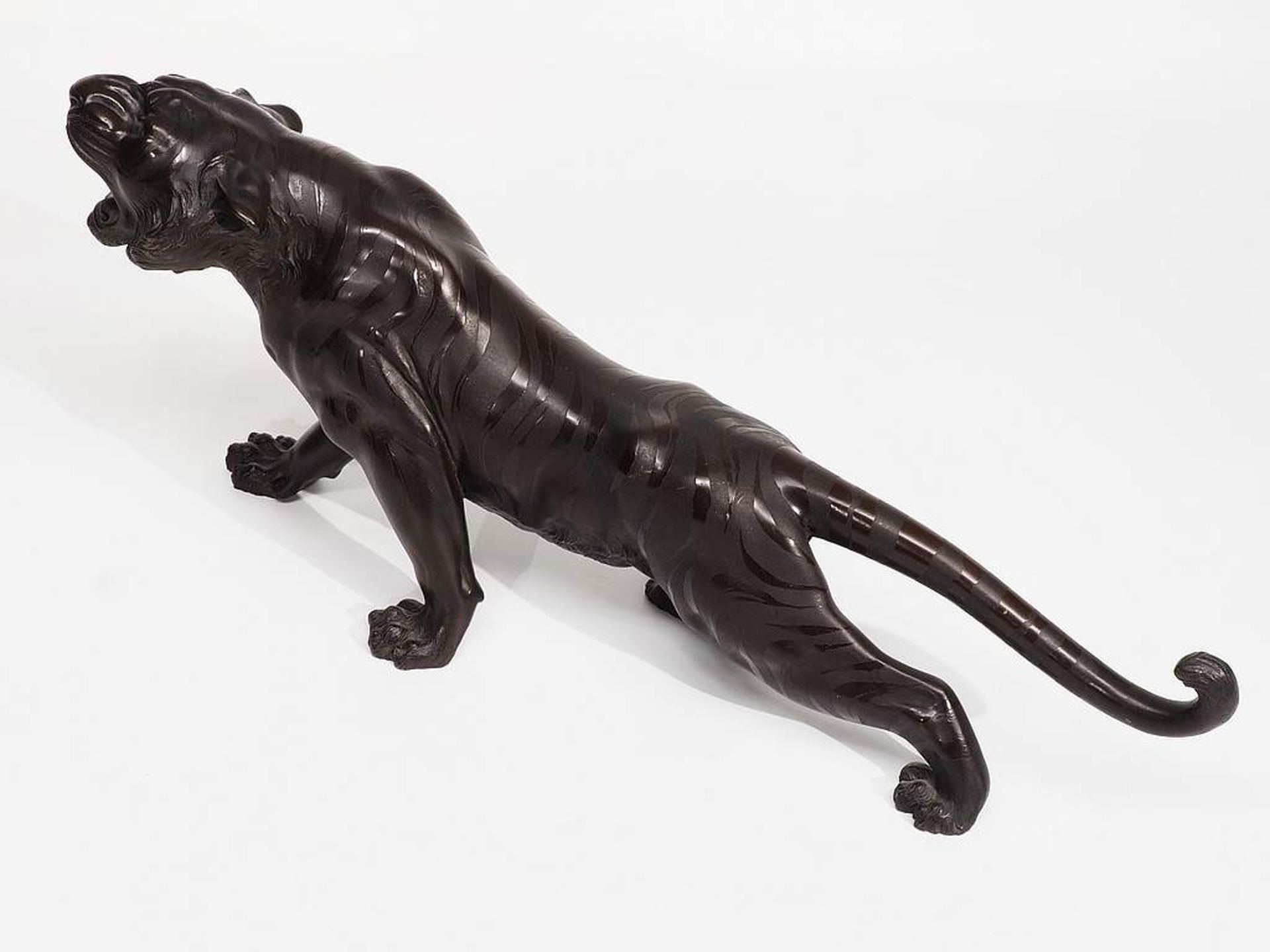 Schreitender Tiger, Bronze, Bronze, naturalistisch dargestellt in anschleichender Bewegung, - Image 3 of 7