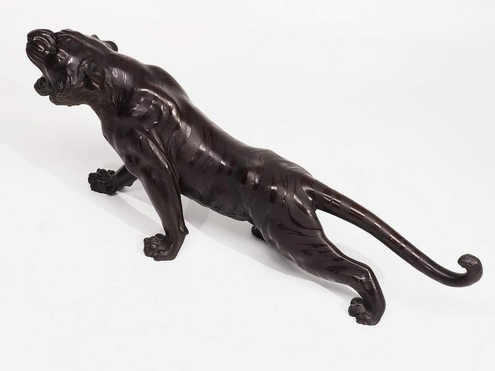 Schreitender Tiger, Bronze, Bronze, naturalistisch dargestellt in anschleichender Bewegung, - Bild 3 aus 7