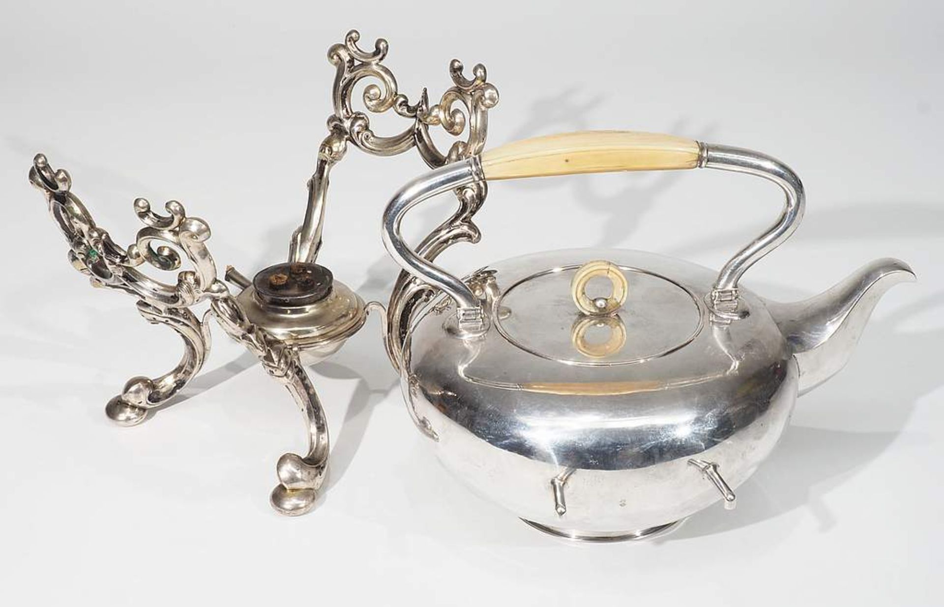 Teekessel auf Rechaud, 12 Lot Silber, um 1800 - etwa 1857, ( = 750er Silber ). Hofjuwelier Haller & - Bild 5 aus 7