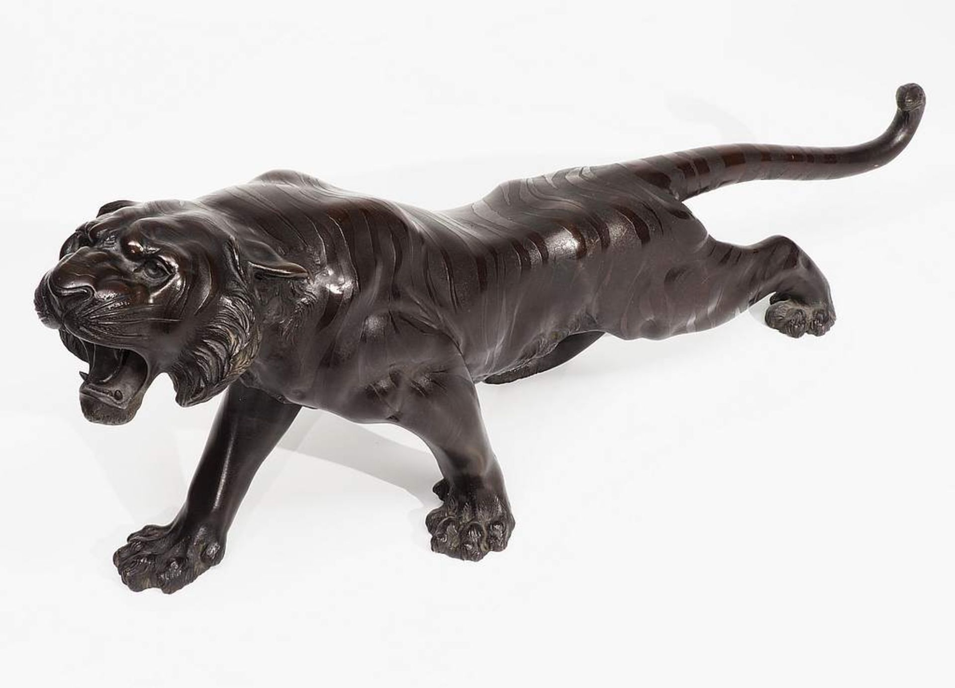 Schreitender Tiger, Bronze, Bronze, naturalistisch dargestellt in anschleichender Bewegung, - Bild 2 aus 7