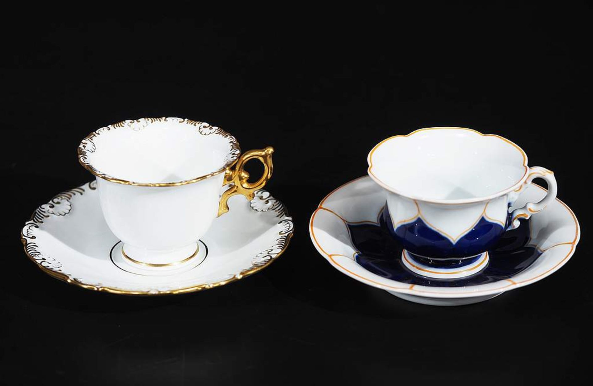 Zwei Moccatassen, Untertassen. MEISSEN, 1. WahlI.) Um 1900, Tasse in B-Form, kobaltblauer Fond, - Bild 2 aus 7