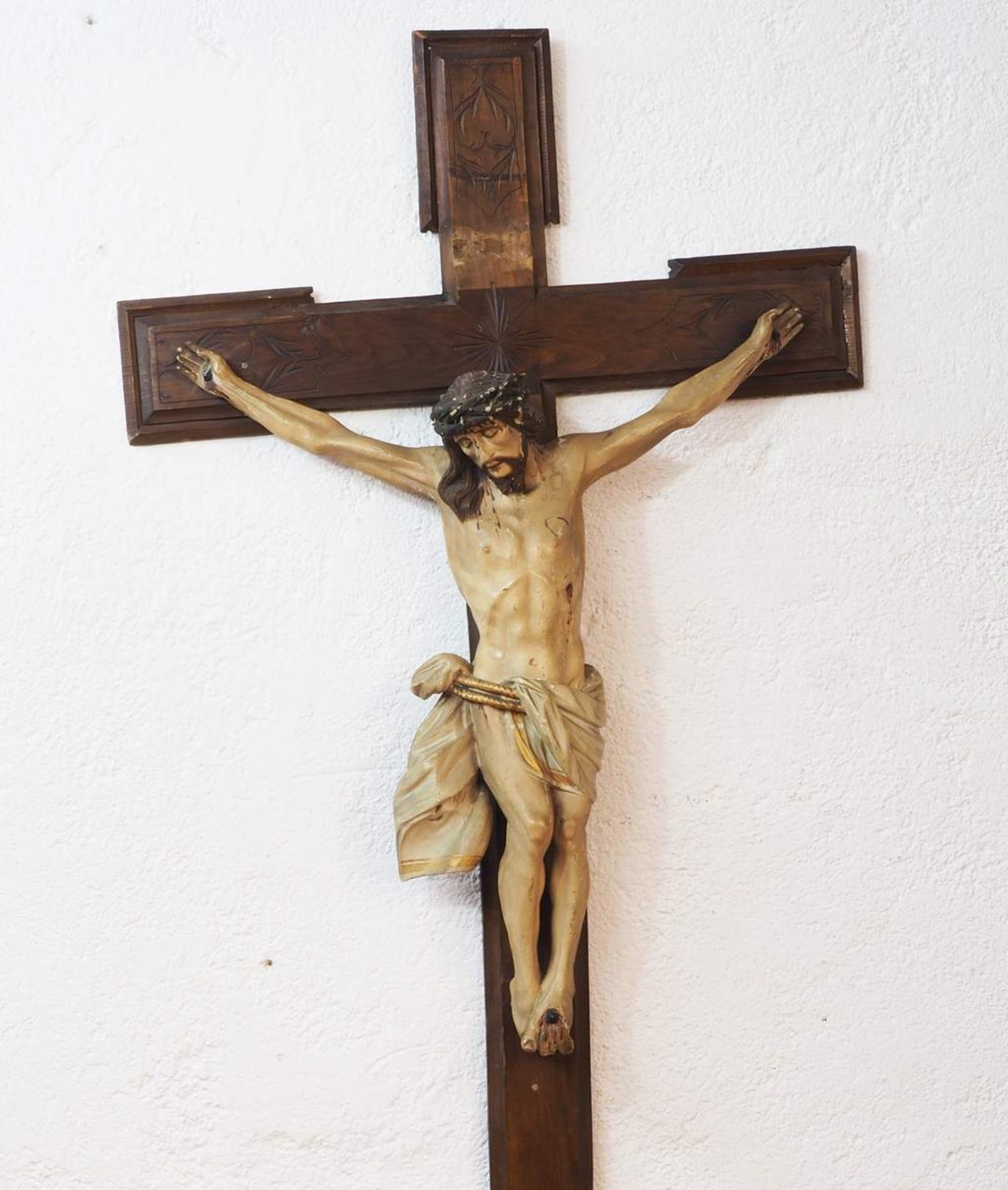 Großes Kruzifix. Korpus Christi am Kreuz. Nazarena-Stil, um 1900. Dreinagel-Typus, Lindenholz - Bild 2 aus 6
