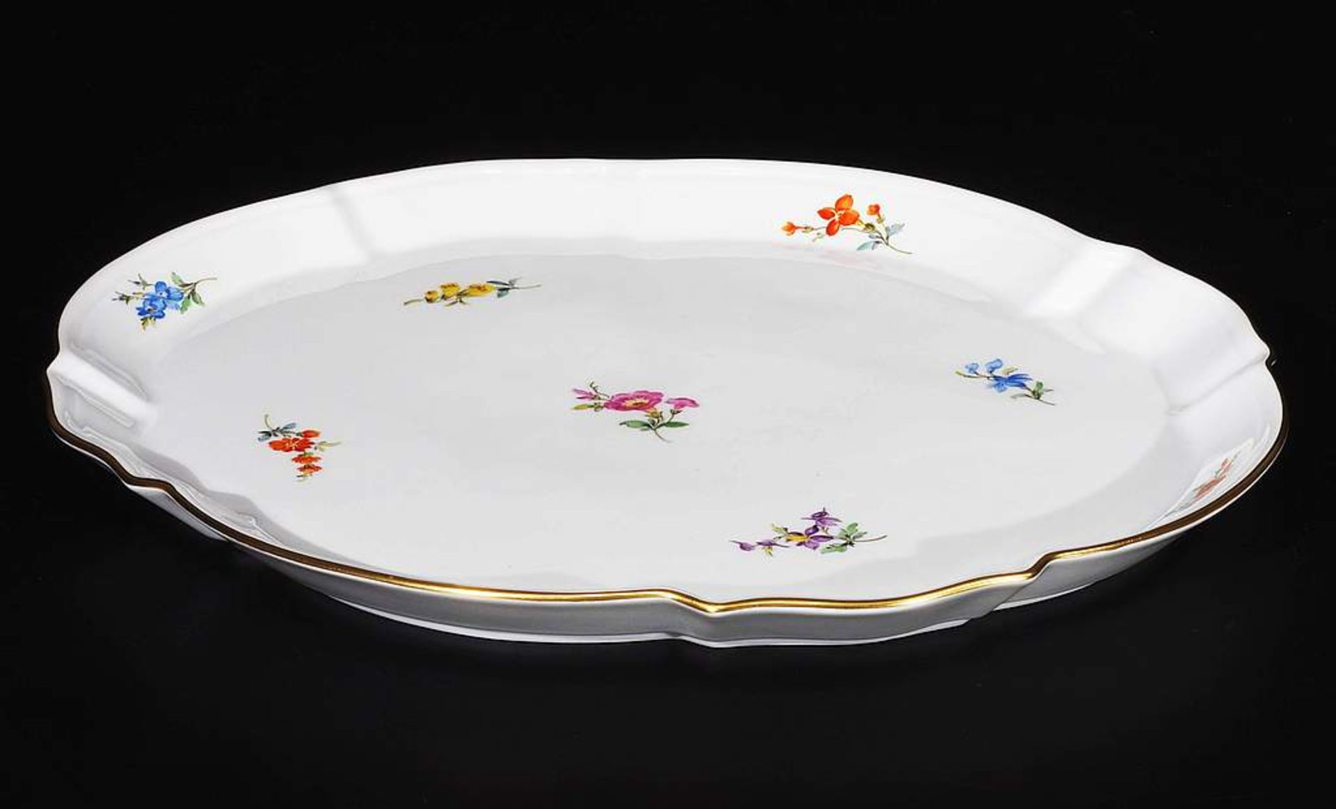 Tablett. MEISSEN nach 1934, 1. Wahl. Farbige Bemalung mit gestreuten Einzelblüten, gold staffiert. - Bild 4 aus 5