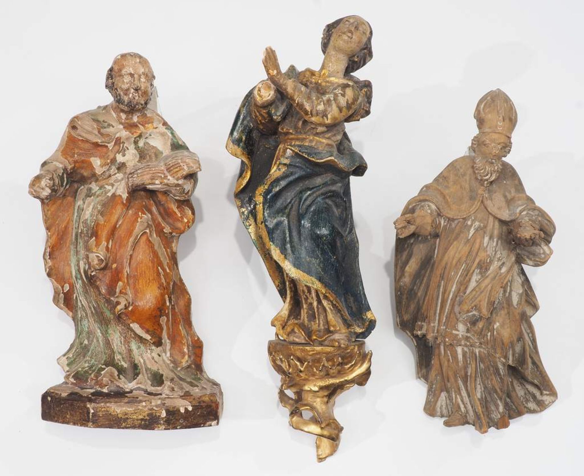 Drei Schnitzfiguren. Weichholz, geschnitzt, gefasst, Reste einer Vergoldung. 1) Betende Maria - Image 2 of 5
