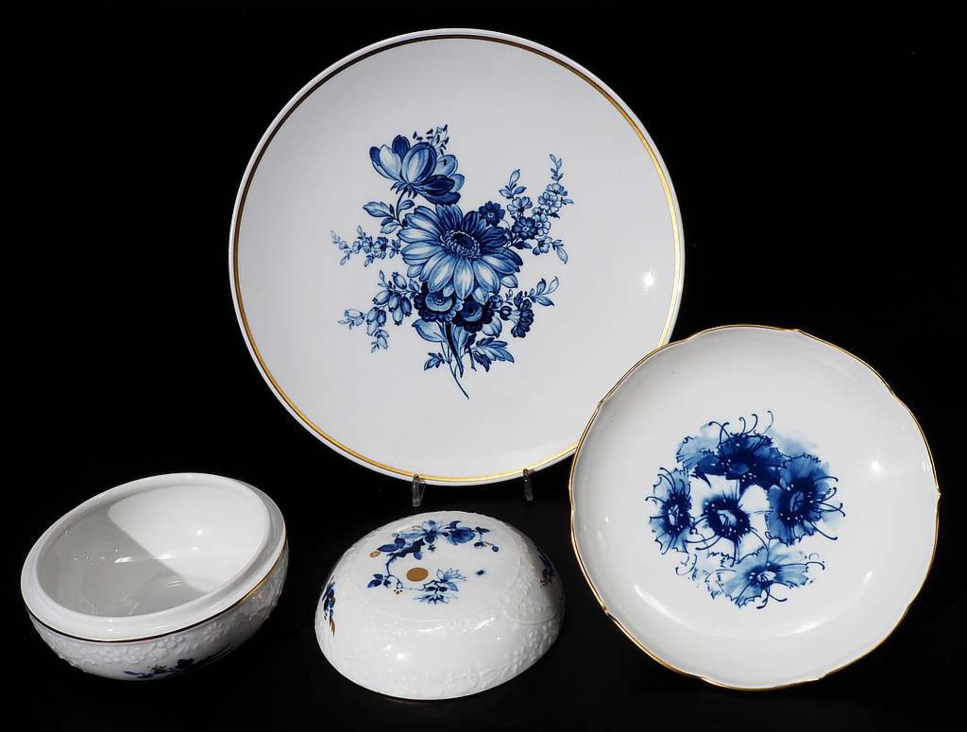 Drei Teile Konvolut, MEISSEN nach 1934, 1. Wahl. 1) Wandteller, Dekor "Blaue Blume", Gold gerandet, - Bild 4 aus 7