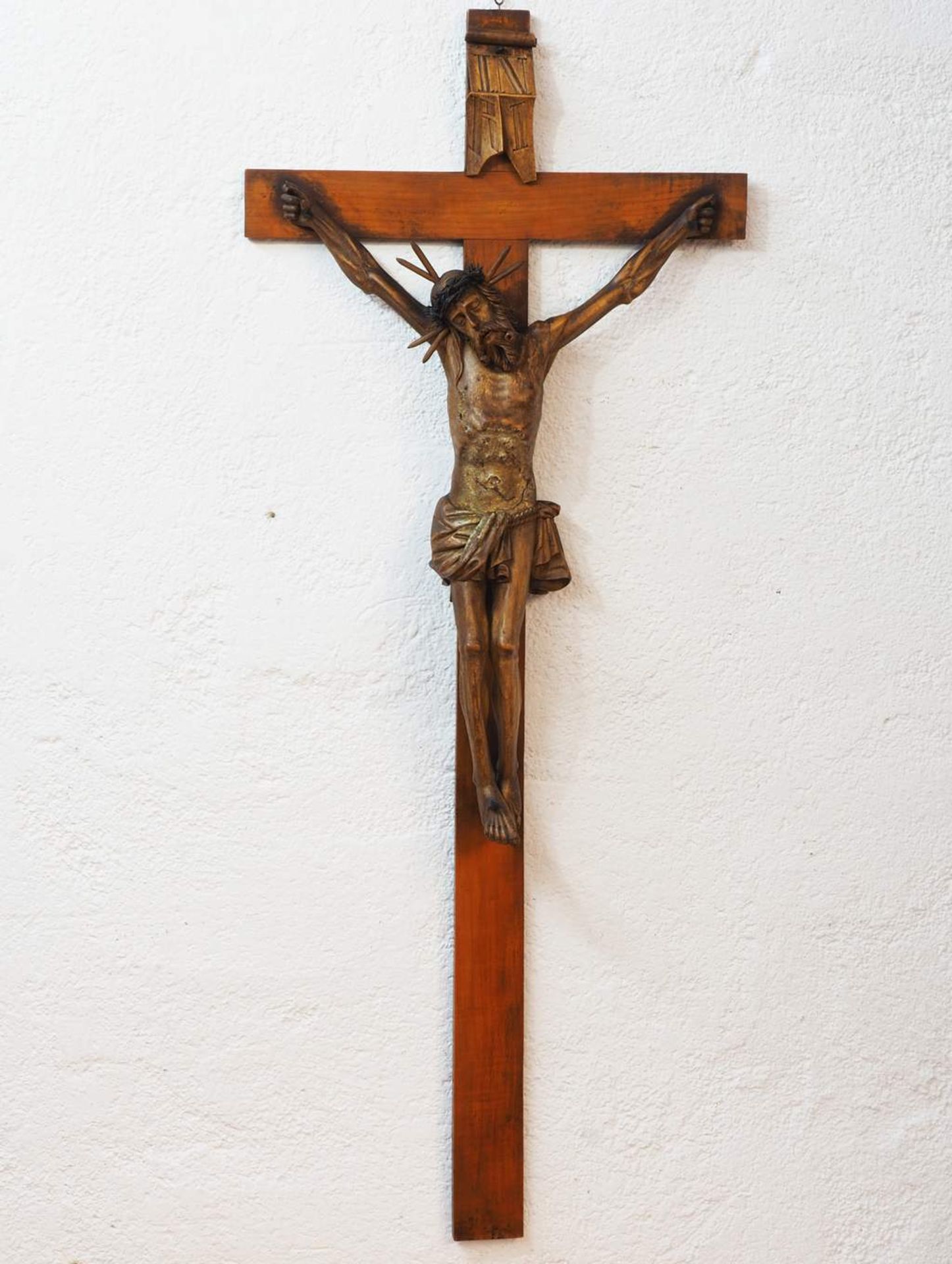 Kruzifix, Alpenländisch 18. Jahrhundert. Gekreuzigter Christus, Lindenholz, vollrund gearbeitet, - Bild 3 aus 6