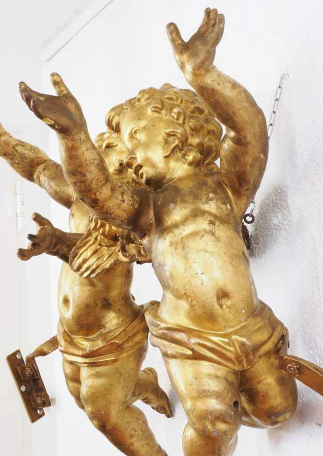 Paar geflügelte Barockengel, um 1750. Holz, vollrund geschnitzte Engel in schwebender Haltung mit - Bild 6 aus 9
