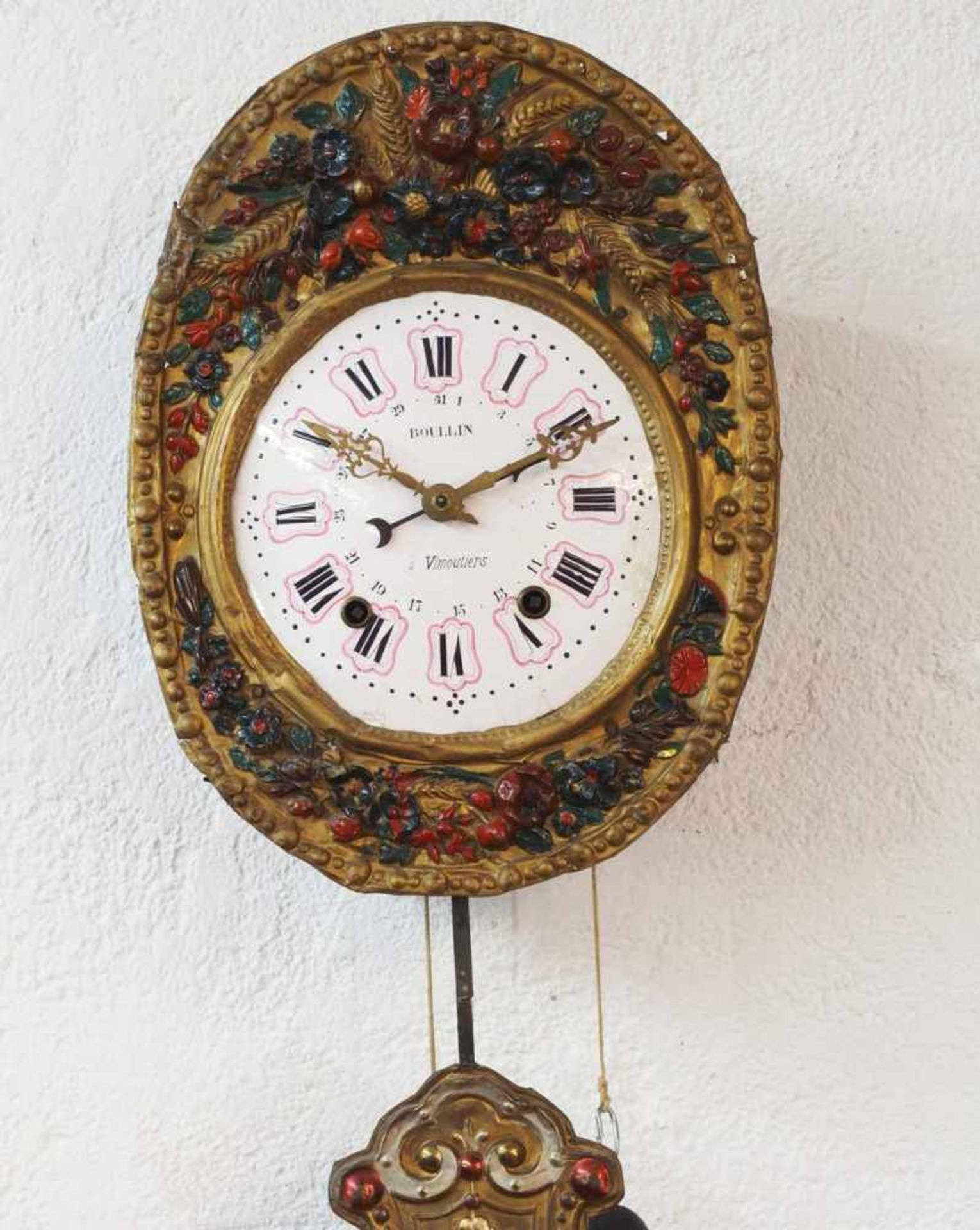 Comtoise-Uhr mit Prunkpendel im floralen Stil. Frankreich. Wohl Mitte 19. Jahrhundert. Weißes - Bild 3 aus 6