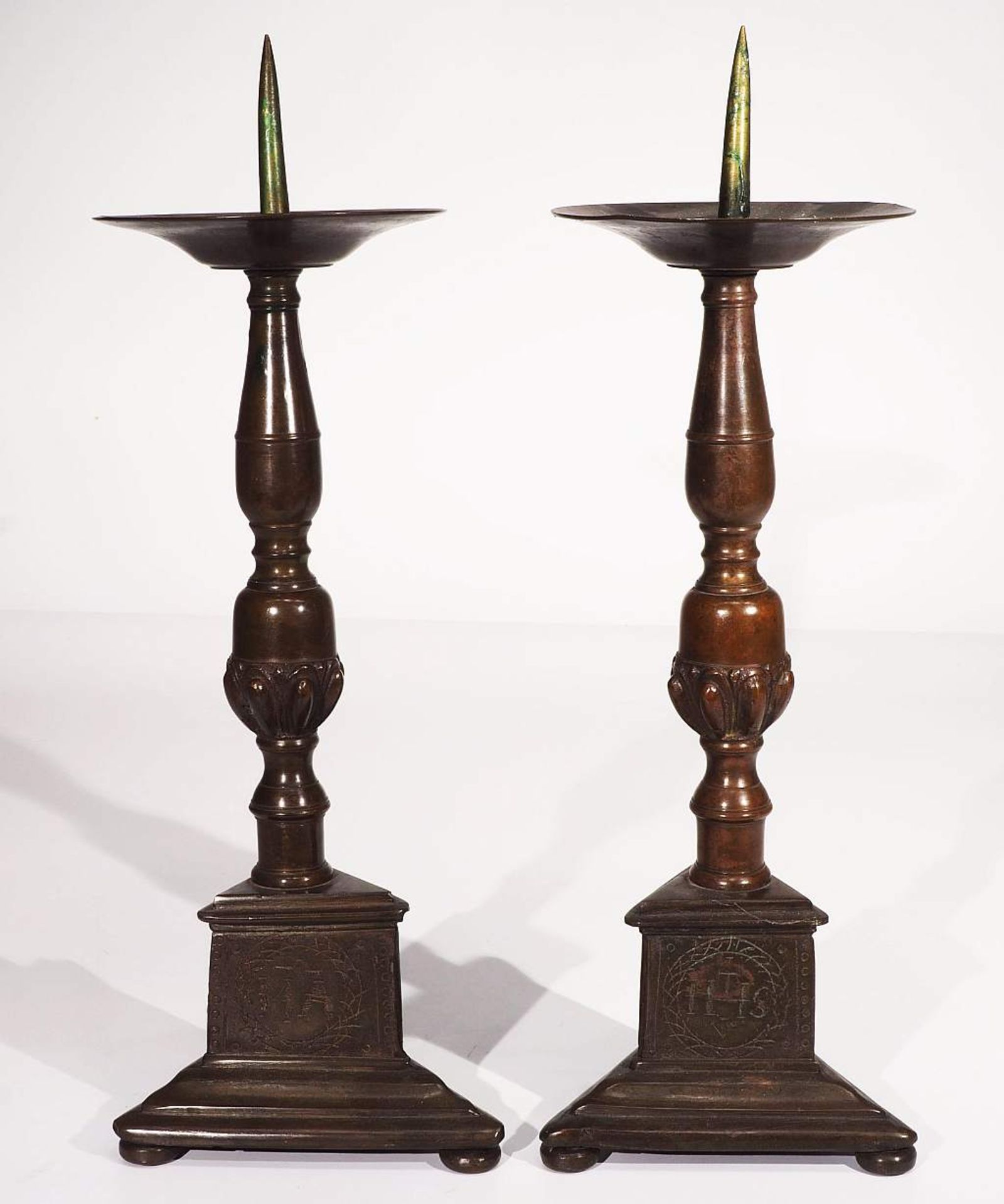 Paar Kerzenleuchter mit langem Dorn, 19. Jahrhundert. Bronze, dreipassiger Stand allseits mit - Bild 2 aus 5