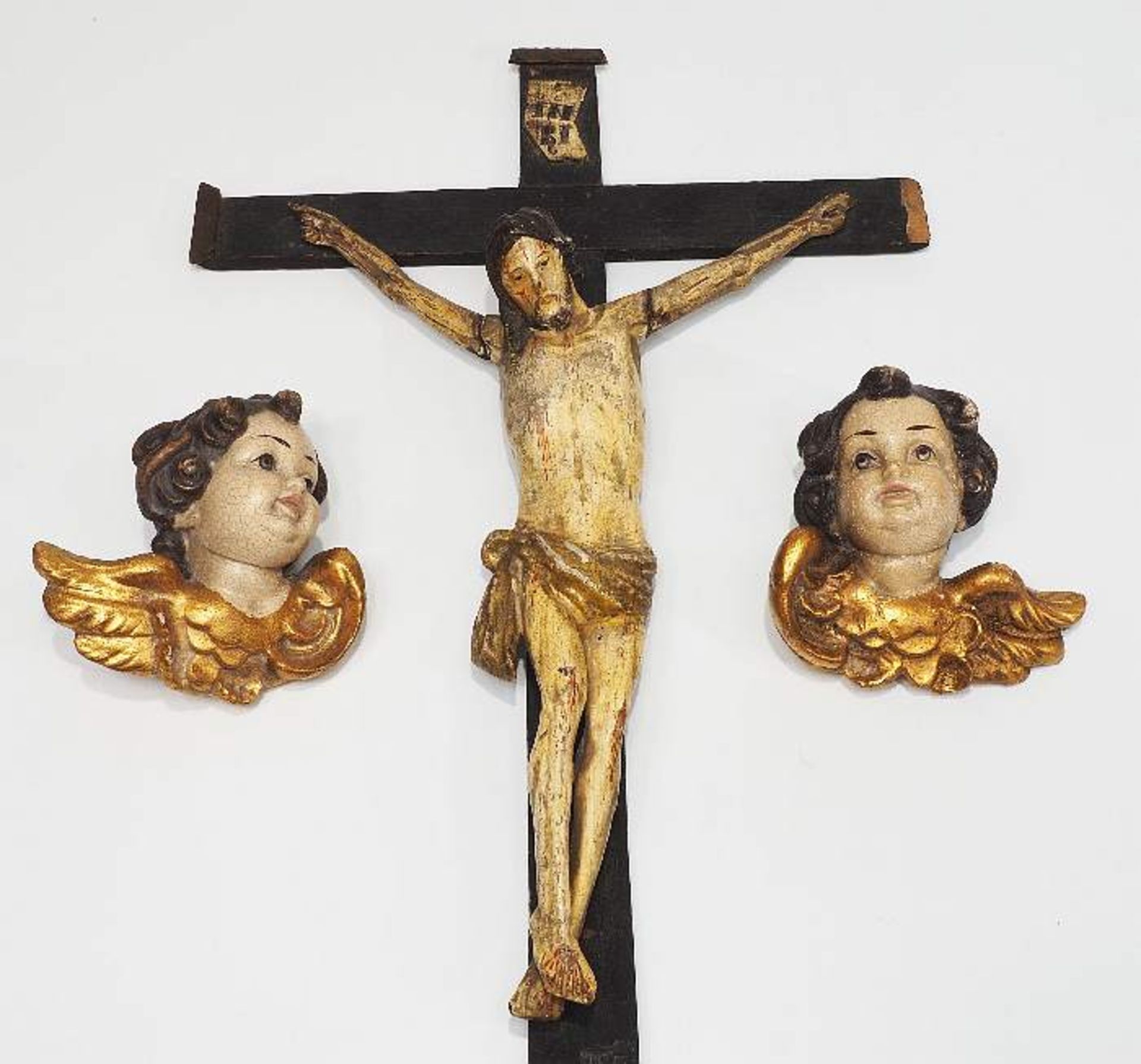 Kruzifix, Christus am Kreuz. Ende 19. Jahrhundert. Vollplastisch Lindenholzschnitzerei, gefasst,