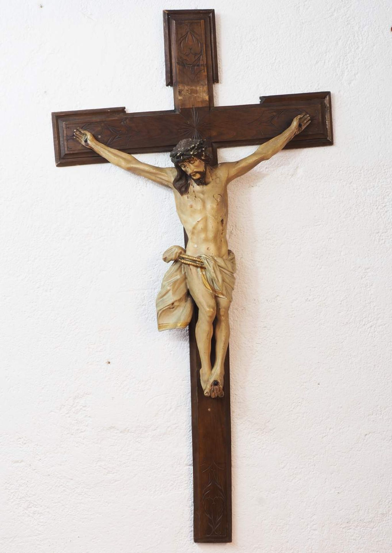 Großes Kruzifix. Korpus Christi am Kreuz. Nazarena-Stil, um 1900. Dreinagel-Typus, Lindenholz - Bild 3 aus 6