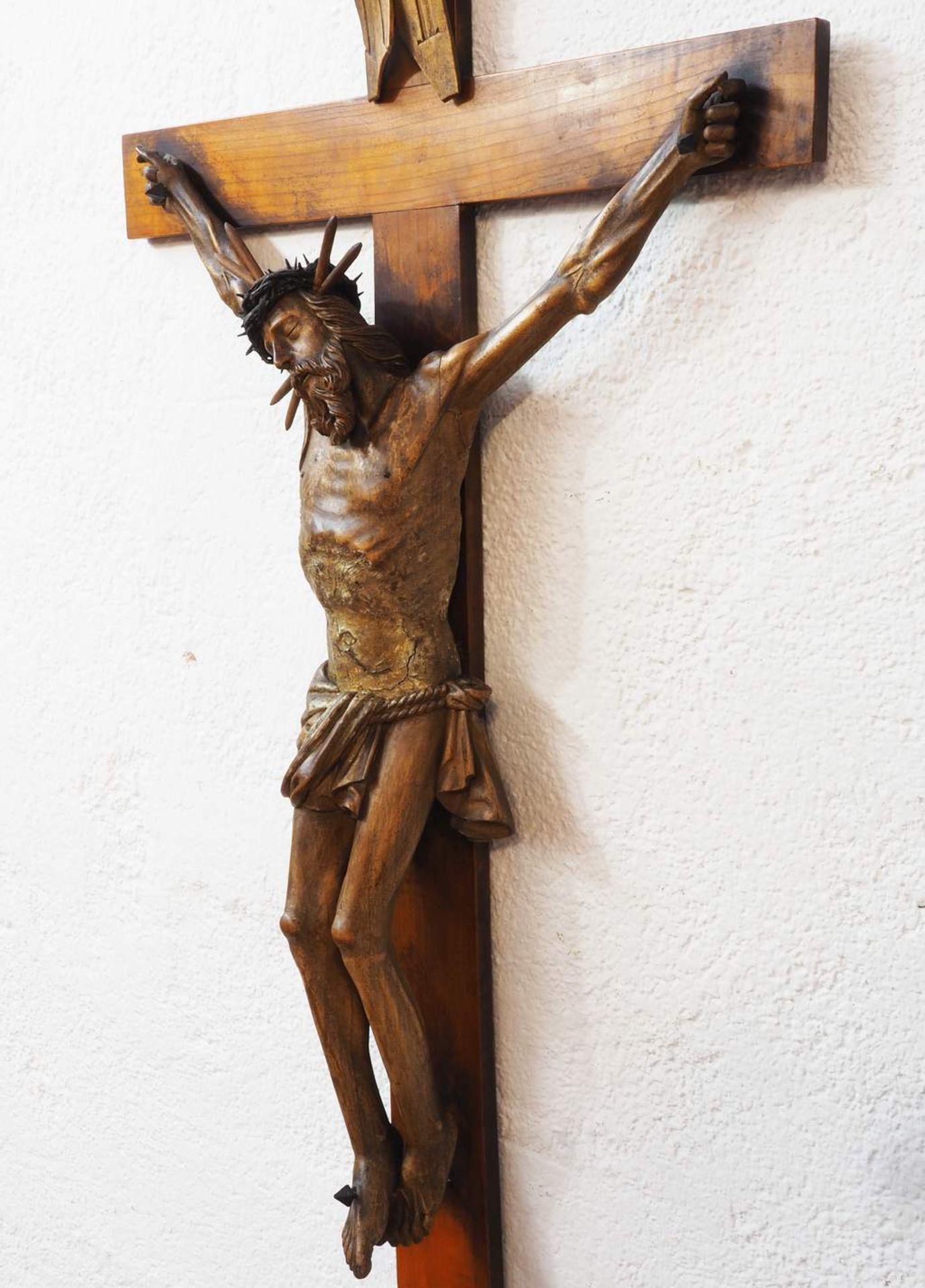 Kruzifix, Alpenländisch 18. Jahrhundert. Gekreuzigter Christus, Lindenholz, vollrund gearbeitet, - Bild 5 aus 6
