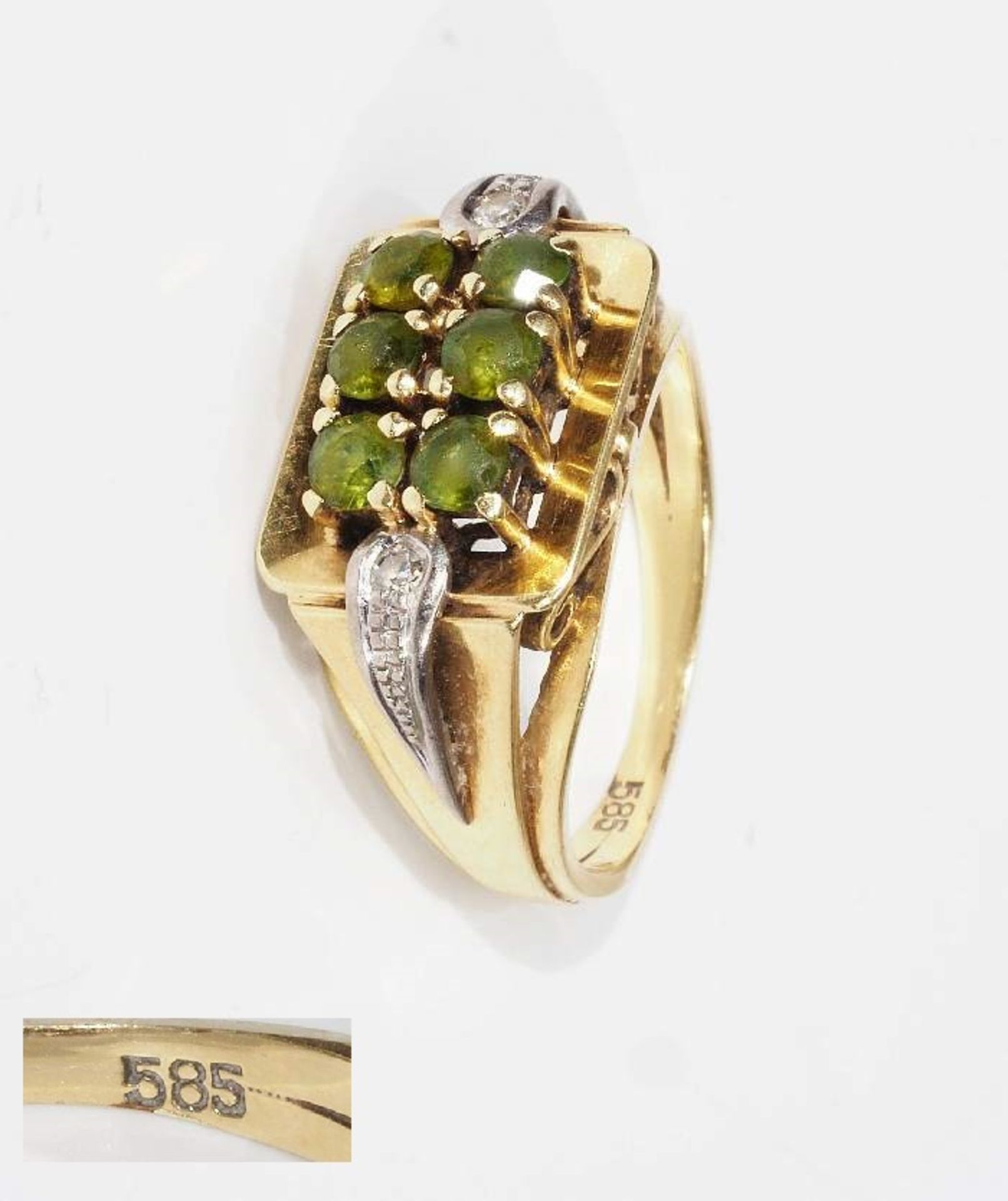 Damenring Peridot, flankiert mit zwei Brillanten, 585er Gelbgold, Ringgröße 54, ca. 5,2 Gramm.