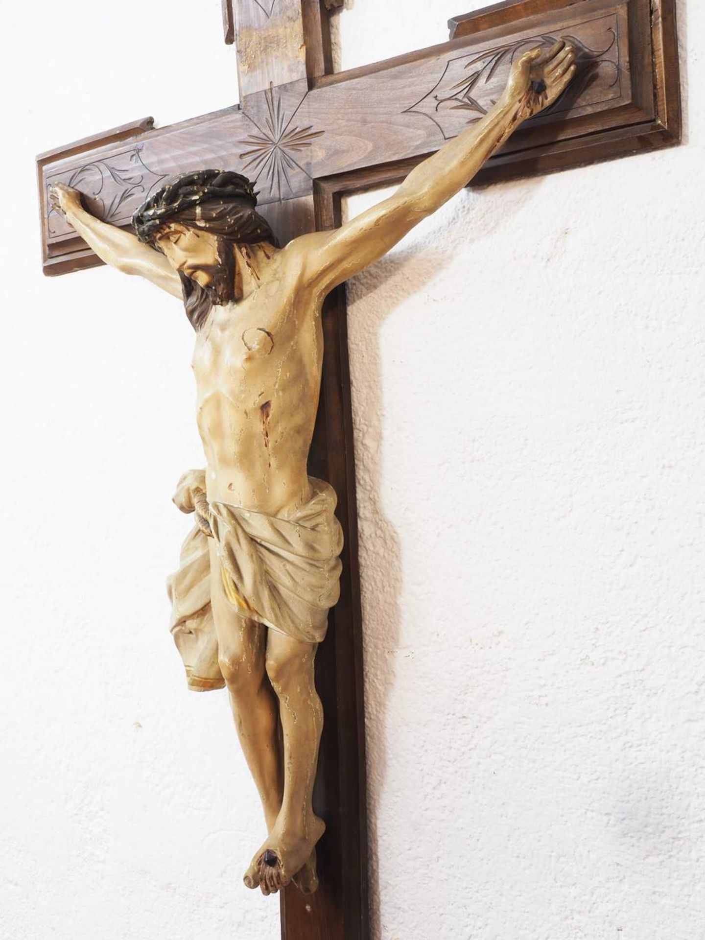 Großes Kruzifix. Korpus Christi am Kreuz. Nazarena-Stil, um 1900. Dreinagel-Typus, Lindenholz - Bild 5 aus 6