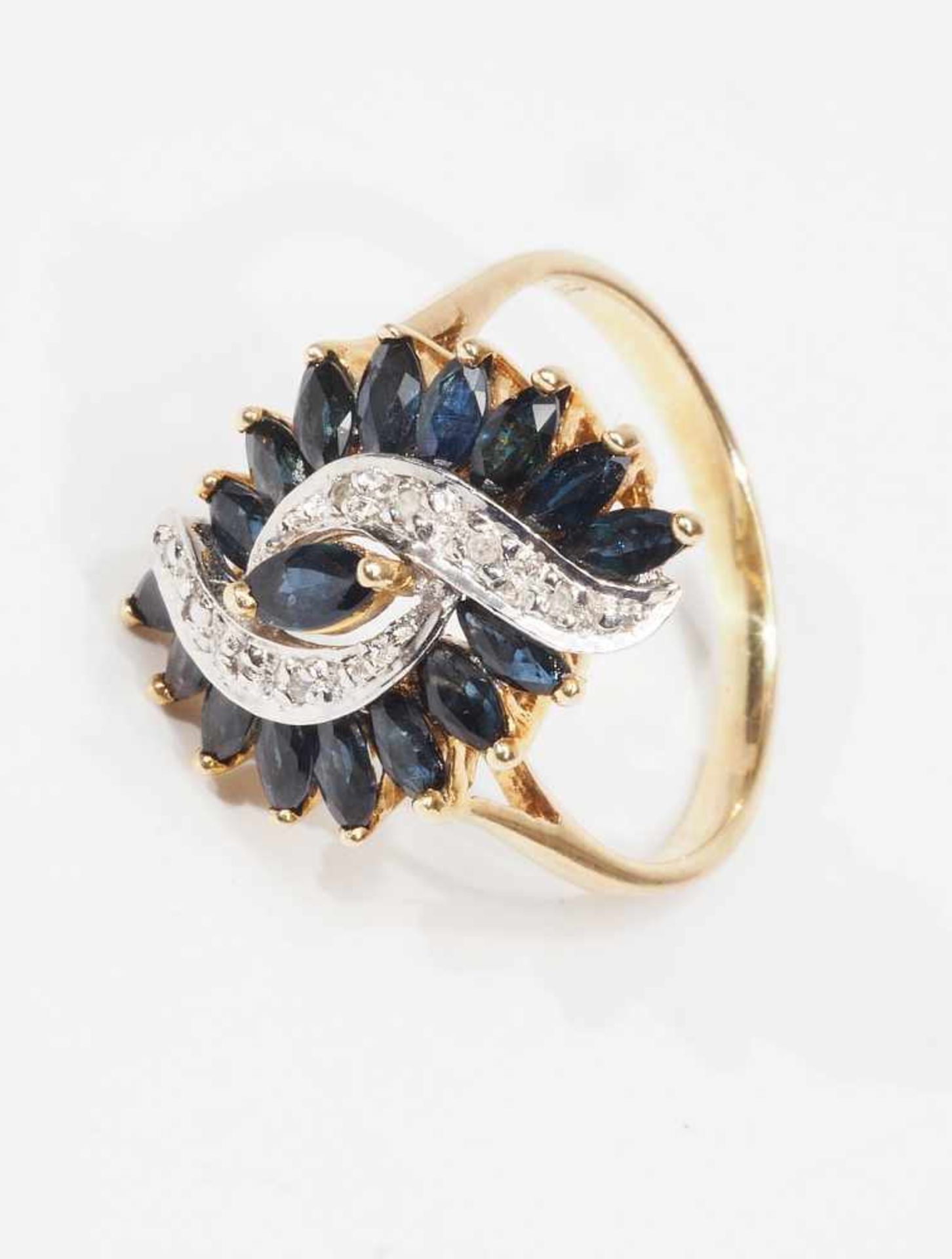 Ring mit Saphiren-Navetten und kleinem Diamantbesatz. 10 Kt. = 416 Gelbgold, Ringgröße 55, ca. 3,5 - Image 2 of 5