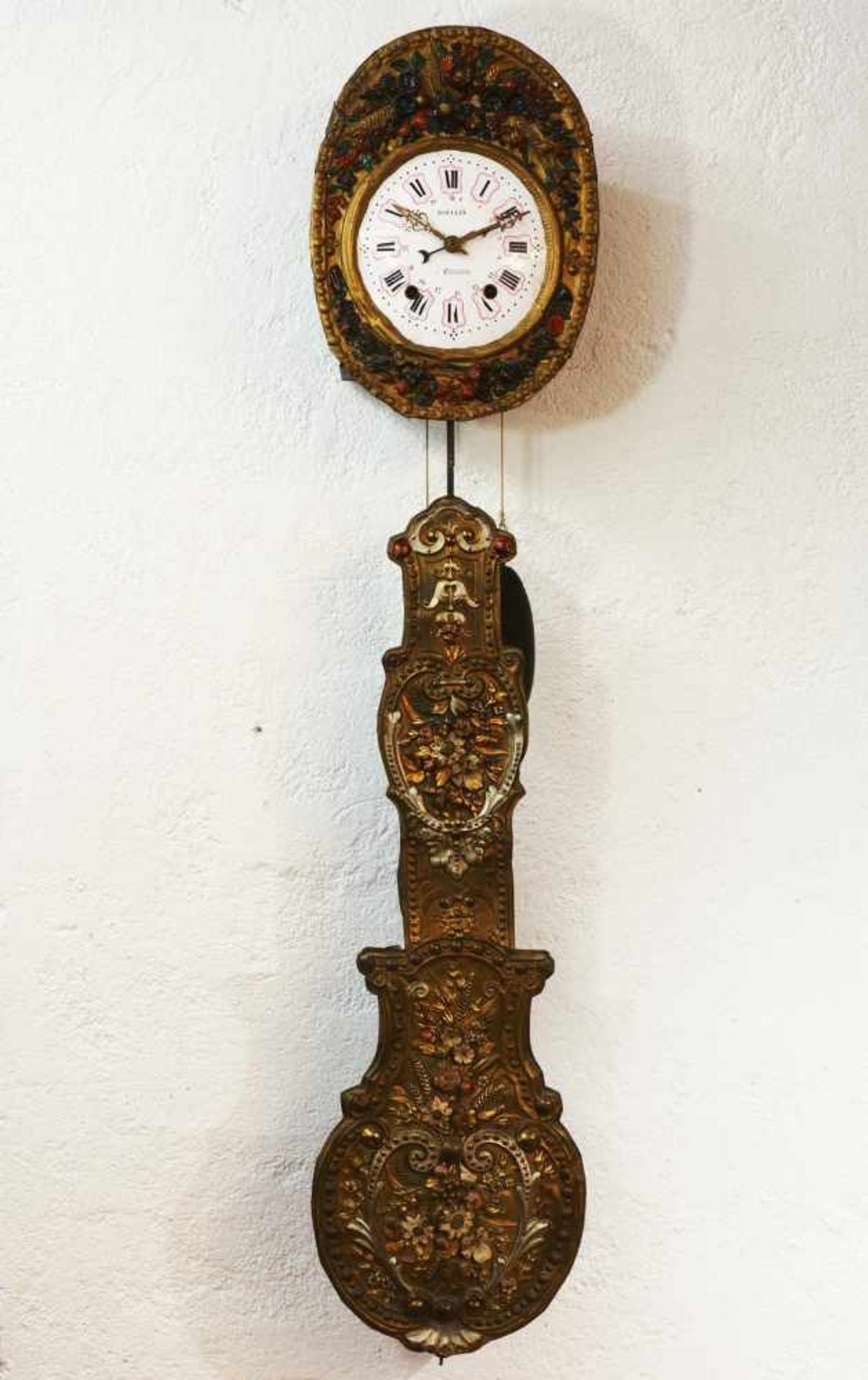 Comtoise-Uhr mit Prunkpendel im floralen Stil. Frankreich. Wohl Mitte 19. Jahrhundert. Weißes - Bild 2 aus 6