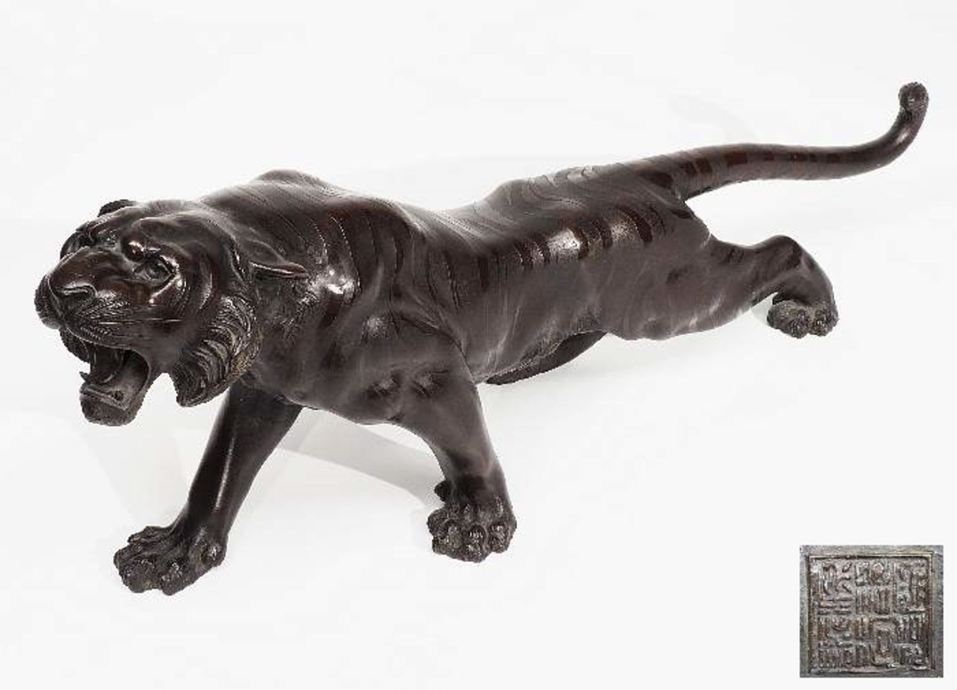Schreitender Tiger, Bronze, Bronze, naturalistisch dargestellt in anschleichender Bewegung,
