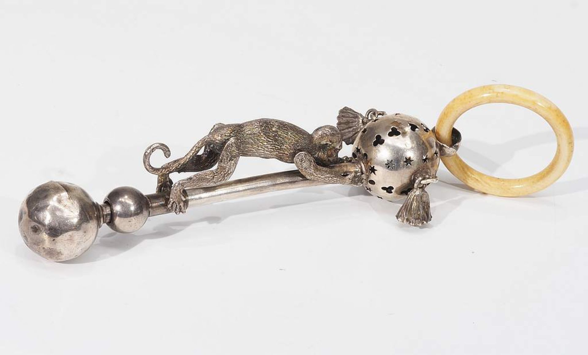 Kinderrassel mit Affe. Silber geprüft. Dargestellt ein beweglicher Affe, durchbrochen gearbeitete - Bild 3 aus 5