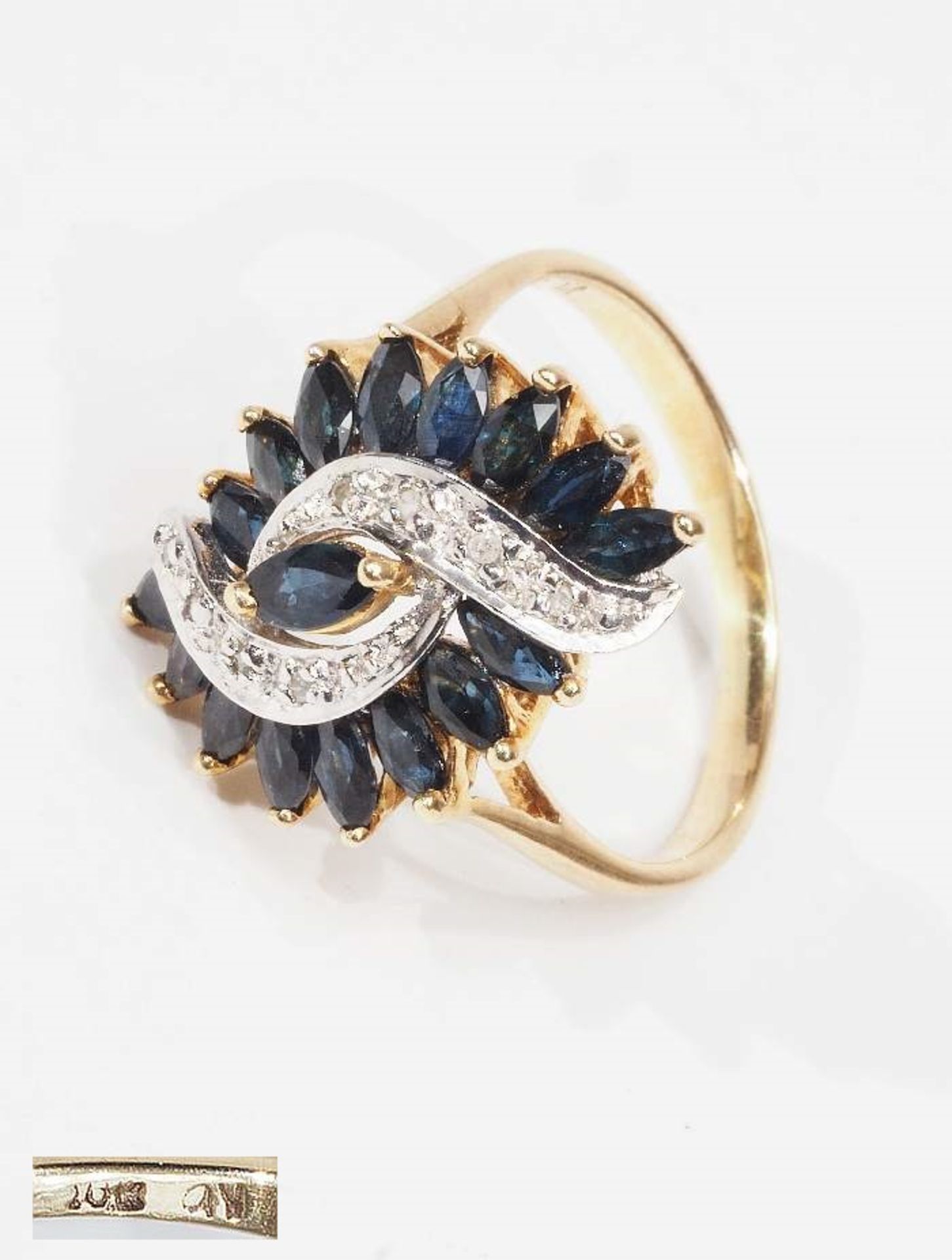 Ring mit Saphiren-Navetten und kleinem Diamantbesatz. 10 Kt. = 416 Gelbgold, Ringgröße 55, ca. 3,5