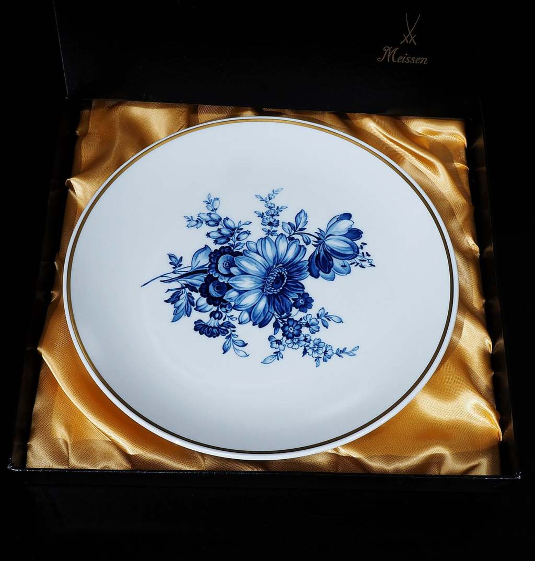 Drei Teile Konvolut, MEISSEN nach 1934, 1. Wahl. 1) Wandteller, Dekor "Blaue Blume", Gold gerandet, - Bild 5 aus 7