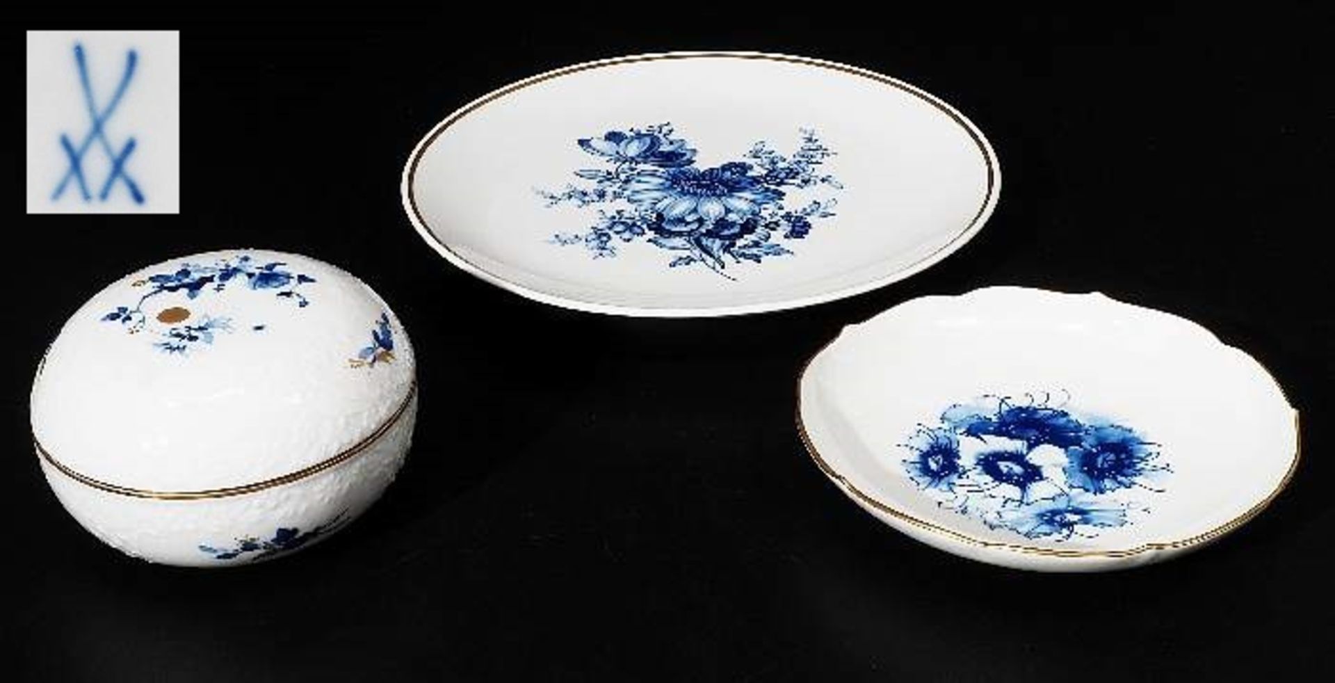 Drei Teile Konvolut, MEISSEN nach 1934, 1. Wahl. 1) Wandteller, Dekor "Blaue Blume", Gold gerandet,