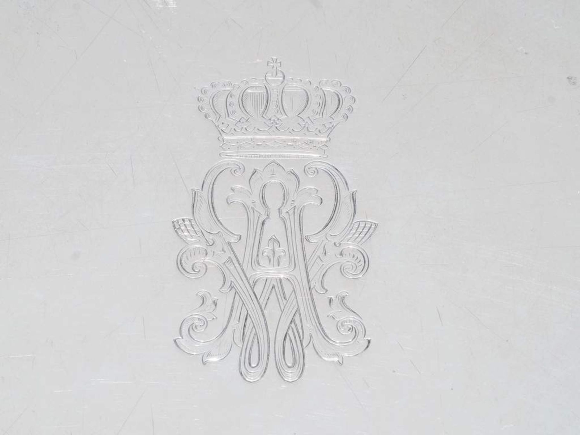 Tablett, C.J. Osthues, 800er Silber. Runde Form, sechspassig geschweifter Profilrand, im Spiegel - Bild 4 aus 5