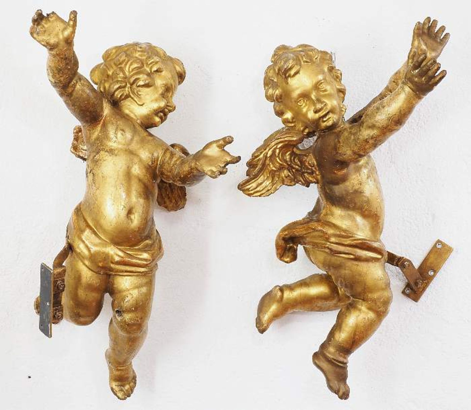 Paar geflügelte Barockengel, um 1750. Holz, vollrund geschnitzte Engel in schwebender Haltung mit