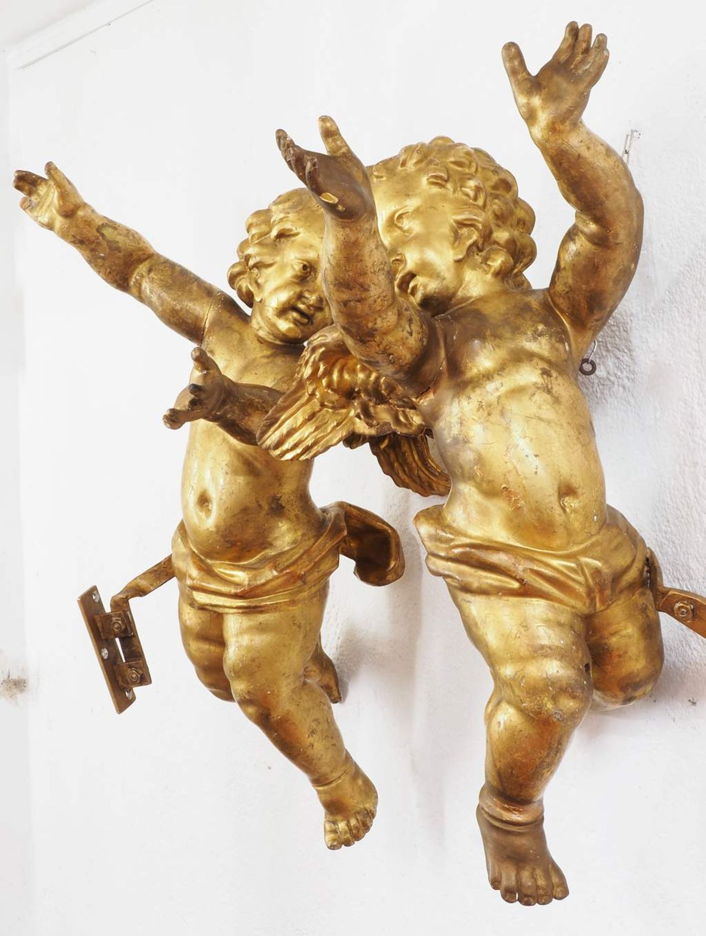 Paar geflügelte Barockengel, um 1750. Holz, vollrund geschnitzte Engel in schwebender Haltung mit - Bild 5 aus 9