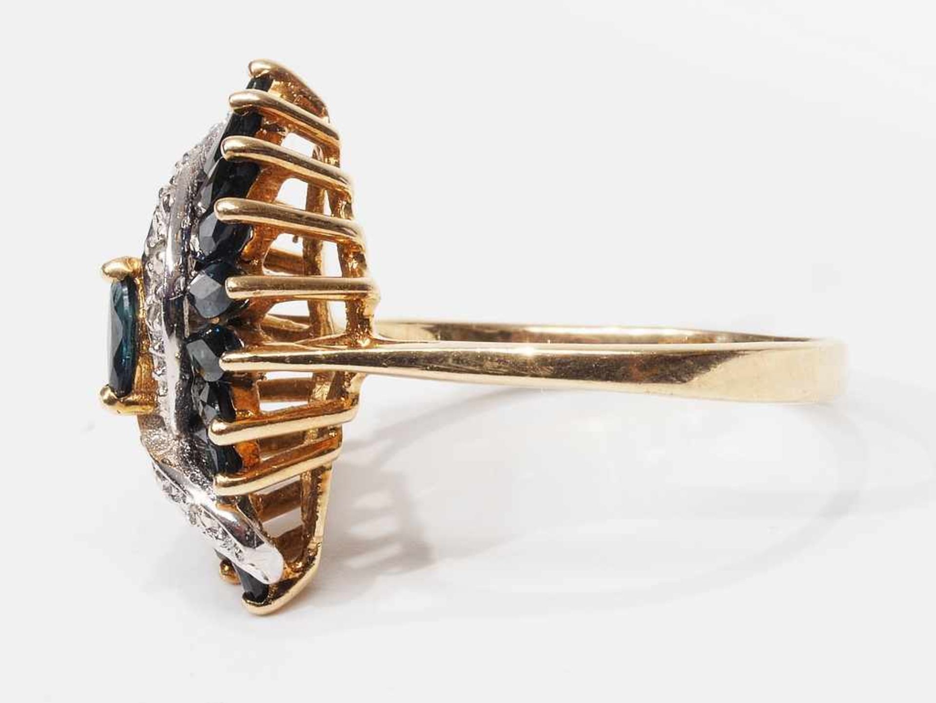Ring mit Saphiren-Navetten und kleinem Diamantbesatz. 10 Kt. = 416 Gelbgold, Ringgröße 55, ca. 3,5 - Image 4 of 5