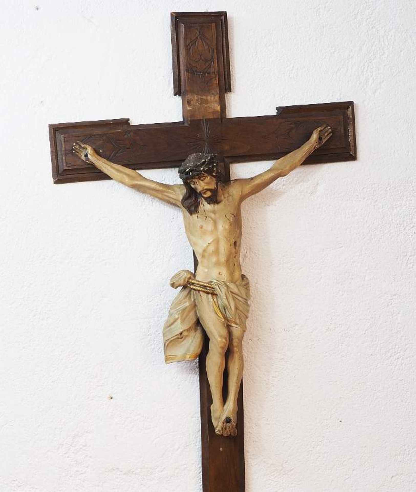 Großes Kruzifix. Korpus Christi am Kreuz. Nazarena-Stil, um 1900. Dreinagel-Typus, Lindenholz