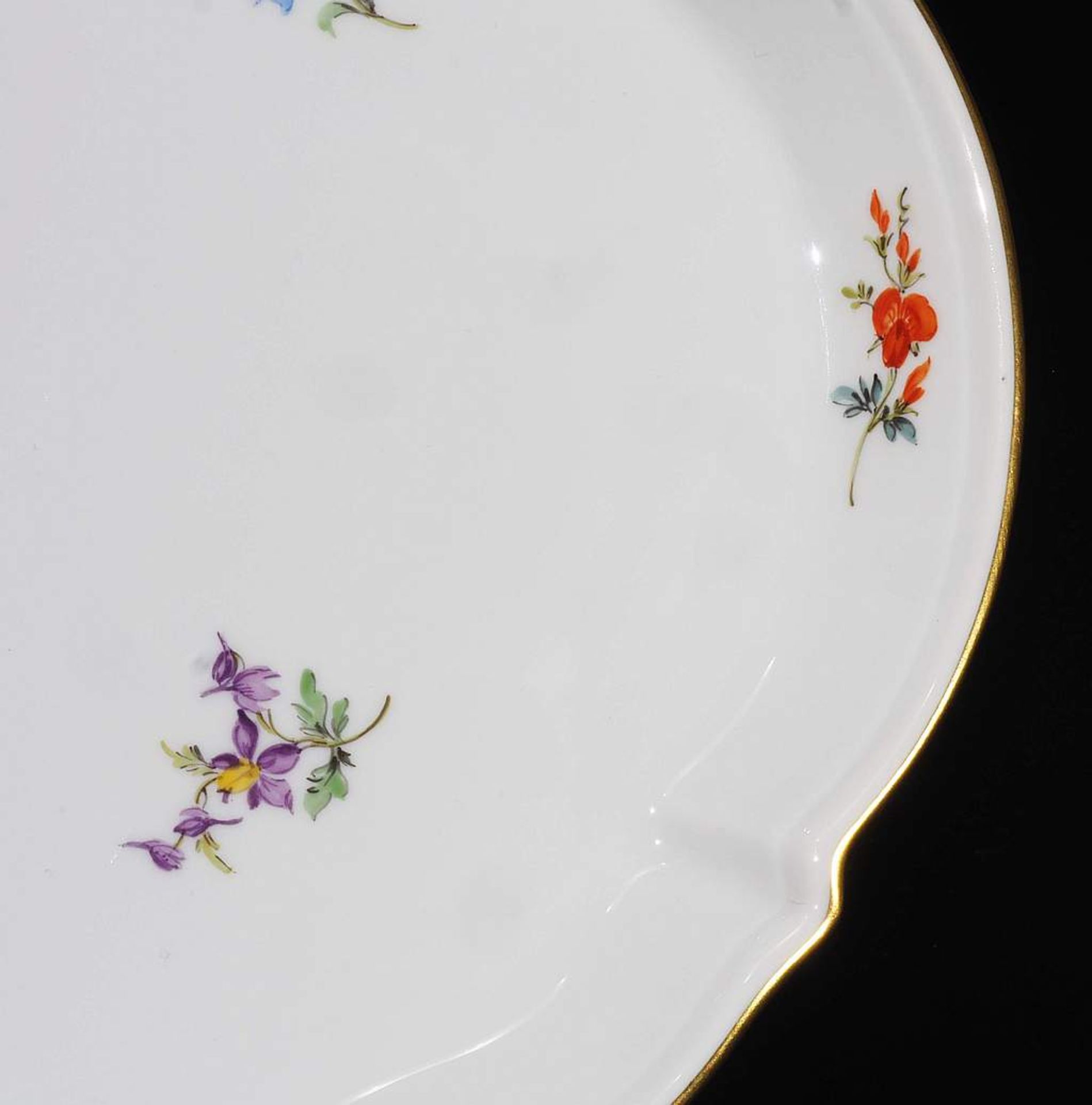 Tablett. MEISSEN nach 1934, 1. Wahl. Farbige Bemalung mit gestreuten Einzelblüten, gold staffiert. - Bild 3 aus 5