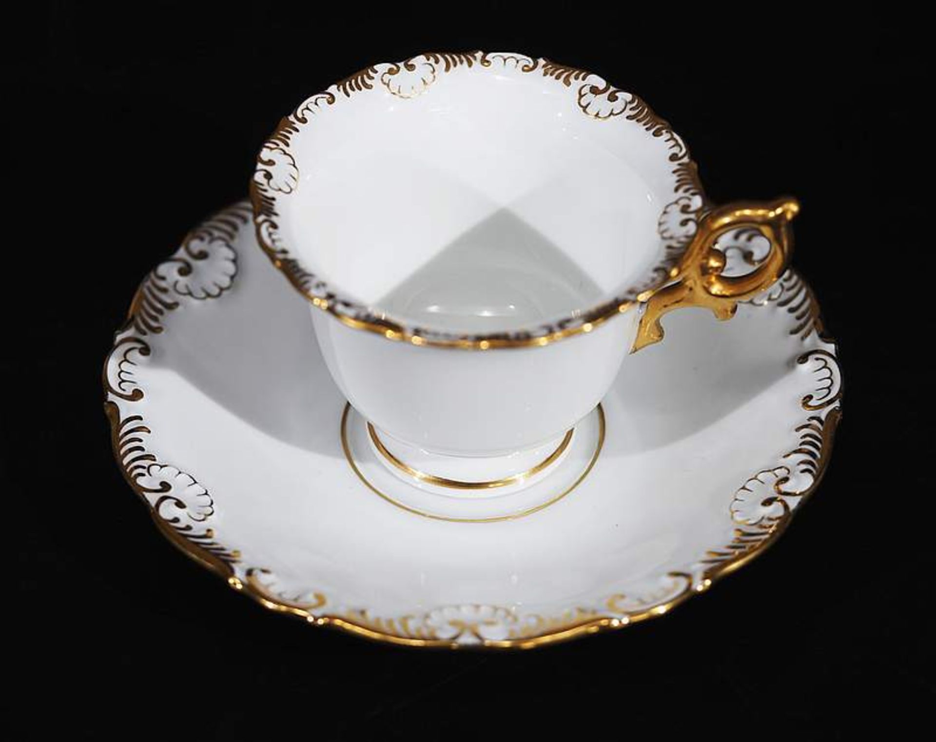 Zwei Moccatassen, Untertassen. MEISSEN, 1. WahlI.) Um 1900, Tasse in B-Form, kobaltblauer Fond, - Bild 3 aus 7